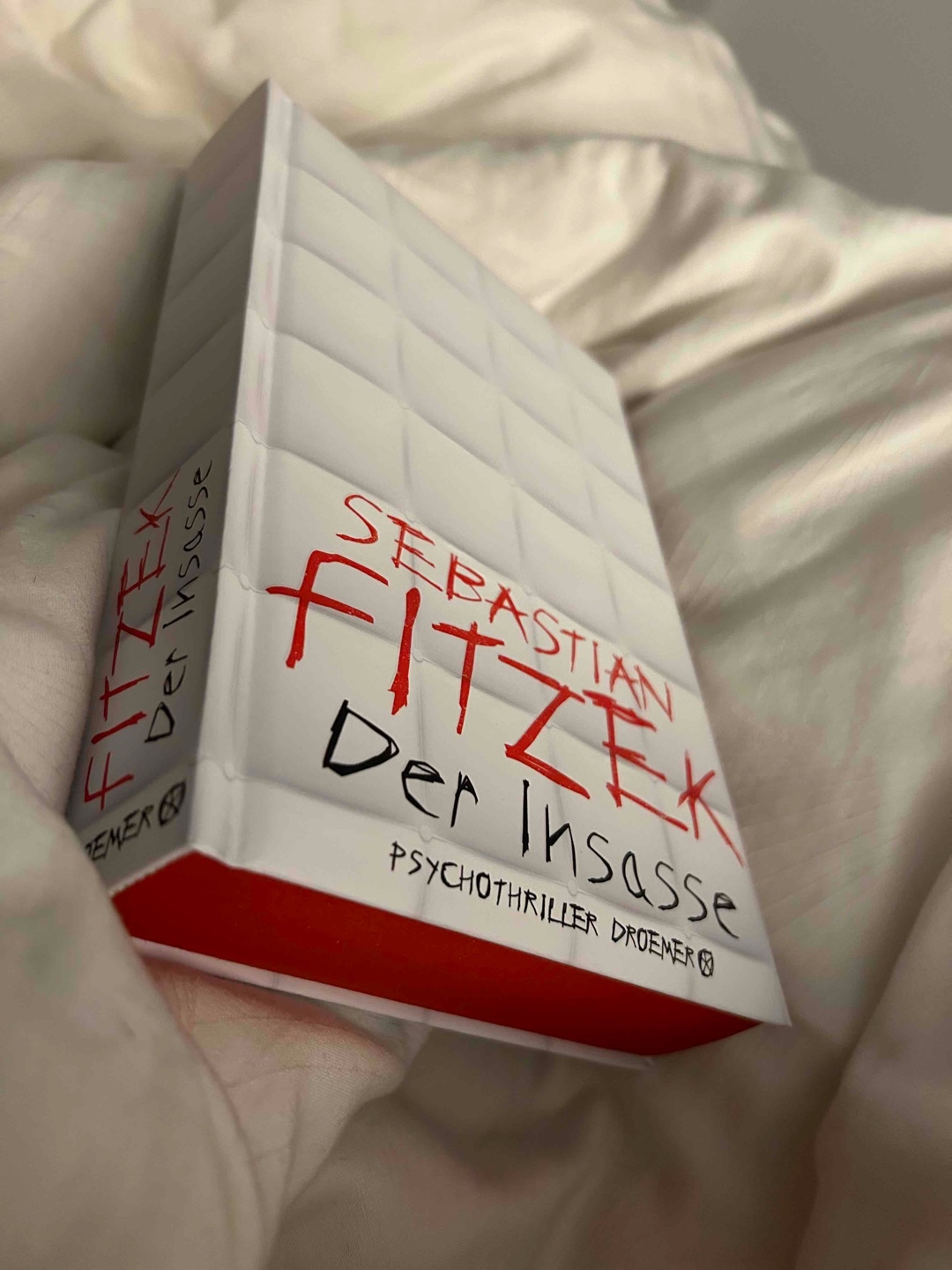 Einer der wohl gewalttätigsten Fitzeks.
Die erste Hälfte des Buches zieht einen super schnell in seinen Bann und verfrachtet einen in die kalte Atmosphäre einer Psychiatrie.
Leider war in der zweiten Hälfte, das Ende für meinen Geschmack zu früh absehbar.
Dennoch absolut spannend mit dem gewissen Suchtfaktor.