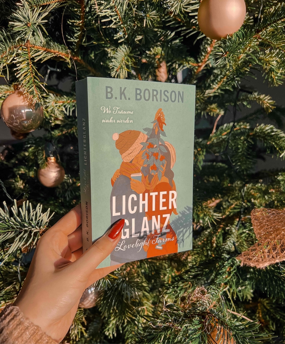 Nach diesem Buch ist man entweder kein Grinch mehr oder man hat einen Zuckerschock. Es ist weihnachtlich, kitschig und klischeehaft, aber ich habe es geliebt. Friends-to-Lovers, Fake Dating, Kleinstadtsetting, all das verbindet sich hier zu einer gemütlichen Weihnachtsgeschichte mit viel Charme und Humor.