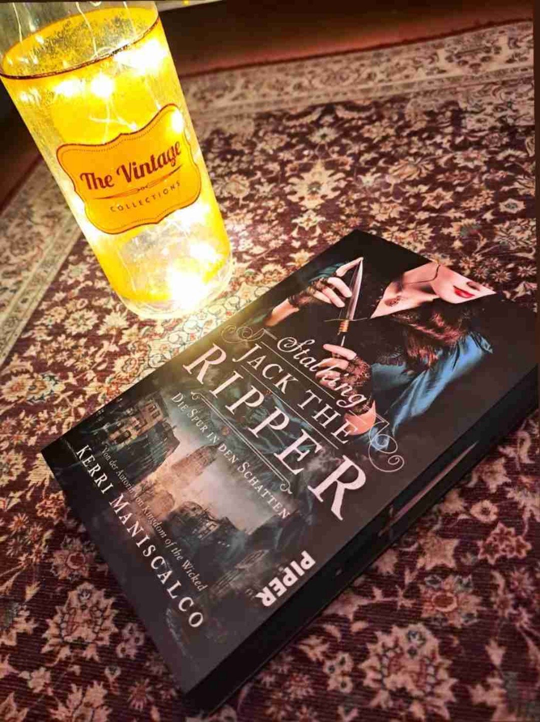 🌟Rezension🌟
Ich habe das Buch "Stalking Jack the Ripper" von Kerri Maniscalco beendet 🥰
•
Die Story hat mich sehr gefesselt. Der Schreibstil war etwas schwierig bzw einfach nicht so flüssig, aber das war nicht tragisch. Im Gegensatz zu anderen fand ich das Buch auch nicht langatmig und die "Liebesgeschichte" war auch nicht zu kurz oder zu plötzlich. Da es sich um eine Reihe handelt, finde ich es schön dass die Liebesgeschichte nicht im ersten Band schon voll einbezogen wurde, da es sich ja im Buch größtenteils um die Morde dreht. Das Ende hin war wirklich spannend und auch oftmals etwas eklig. Genaue Beschreibung wie die Leichen zerstückelt wurden usw sind nicht unbedingt angenehm zu lesen aber gehörte einfach dazu 😅 Ich mochte die Hauptcharaktere wirklich sehr. Ich freue mich sehr auf Band 2 mit Audrey Rose und Thomas 🥰