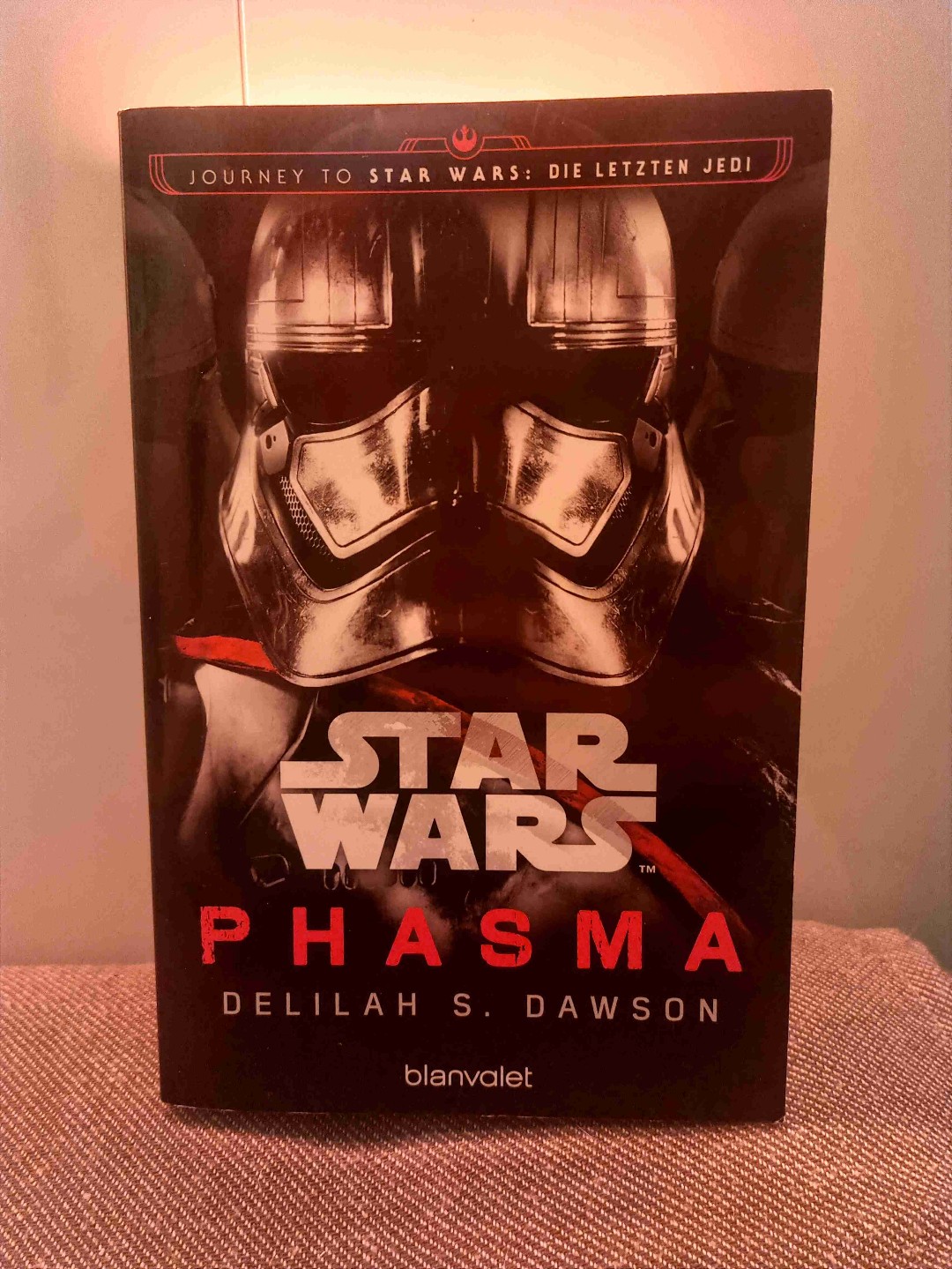 Definitiv ein Buch, was das Star Wars Universum gebraucht hat!
In den Filmen ist an Phasma leider eine fantastische Schurkin verloren gegangen. Das Buch zeigt ihren gnadenlosen Weg in die Erste Ordnung. Die Einblicke in ihren Heimatplaneten Parnassos ziehen sich zu Beginn etwas, was aber für den Spannungsaufbau absolut notwendig war. Auch die Nebenstory auf dem Sternenzerstörers ist interessant und macht Lust auf mehr (offenes Ende?).