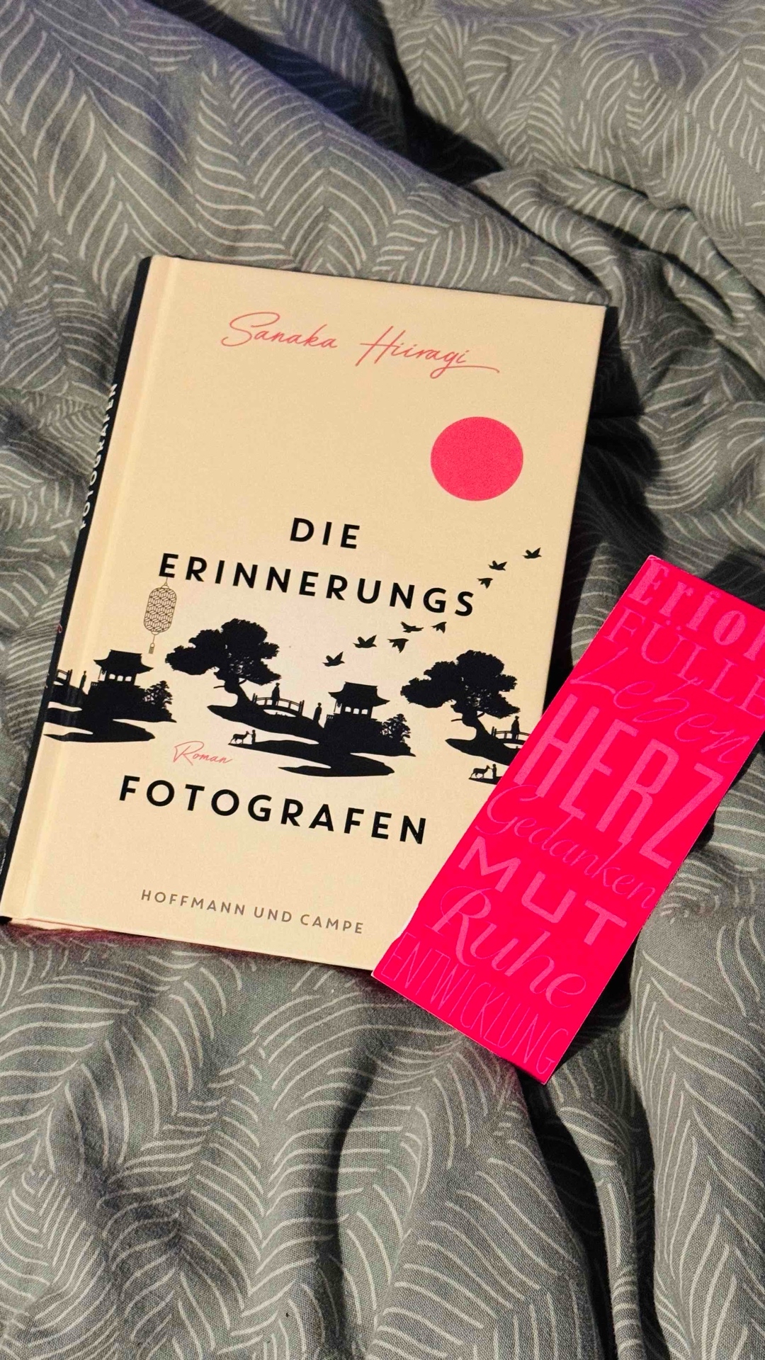 Ein Buch, so wunderschön geschrieben, was locker und leicht zu lesen ist und einen doch tief berührt und zum nachdenken anregt.