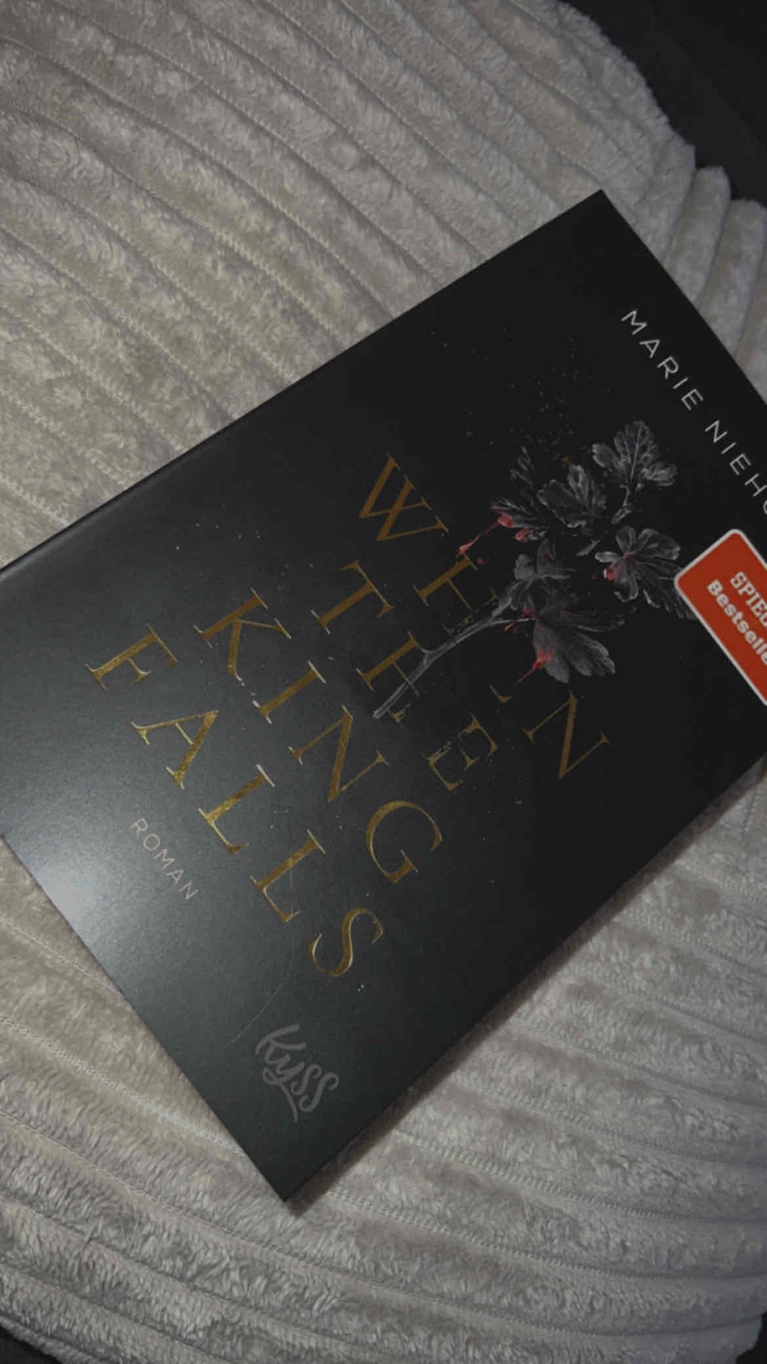 Von Anfang bis Ende hat mich diese Geschichte in ihren Bann gezogen. Ich konnte es keine Sekunde aus der Hand legen. Definitiv ein MUST-Read für jeden Fantasy Fan.
Zweiter Teil sofort vorbestellt.