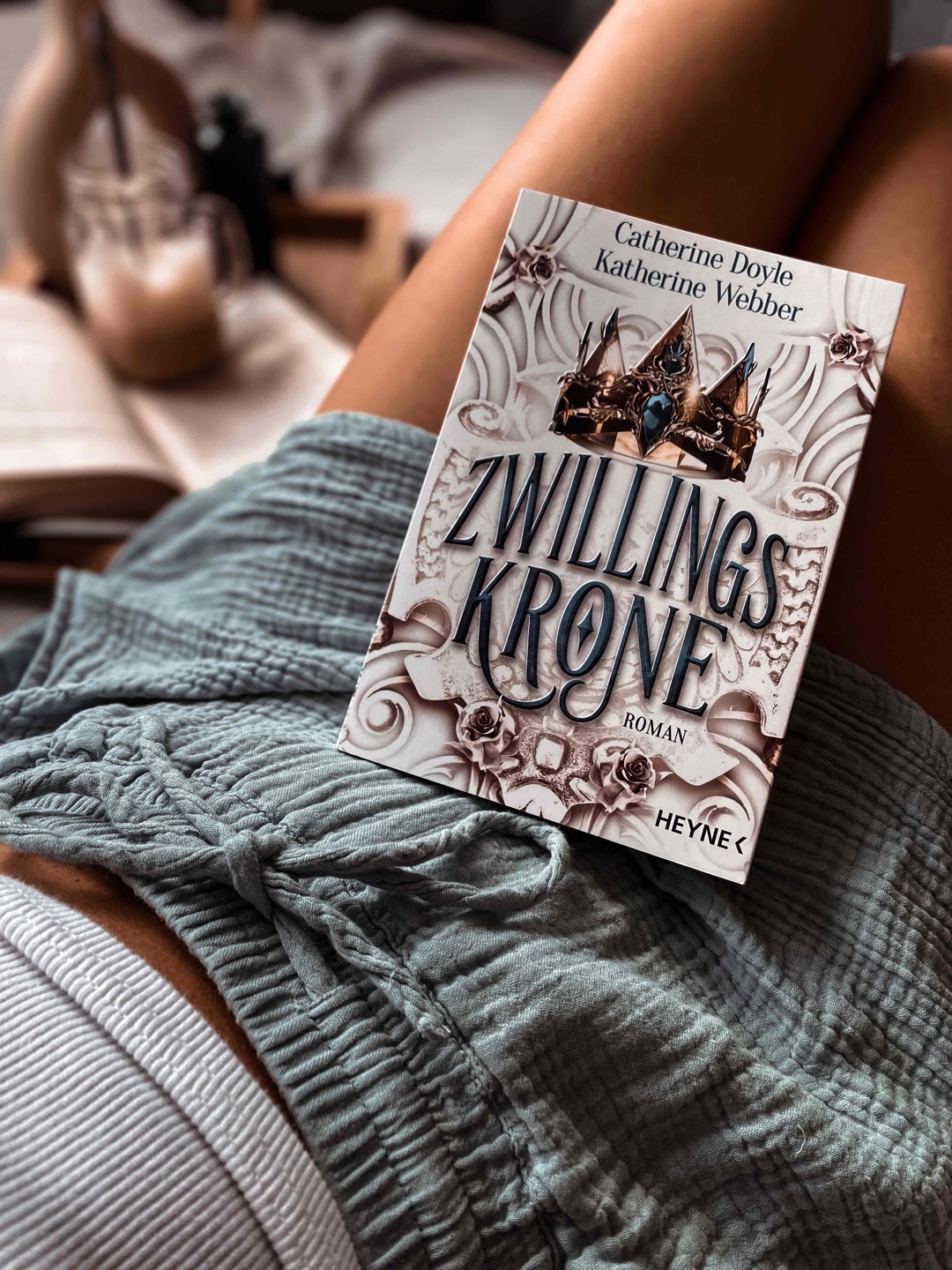3,75/5 ⭐️
Fazit: Angenehmer Schreibstil trotz Erzählperspektive. Und obwohl mir der Einstieg schwerfiel konnte mich das Buch am Ende noch fesseln.