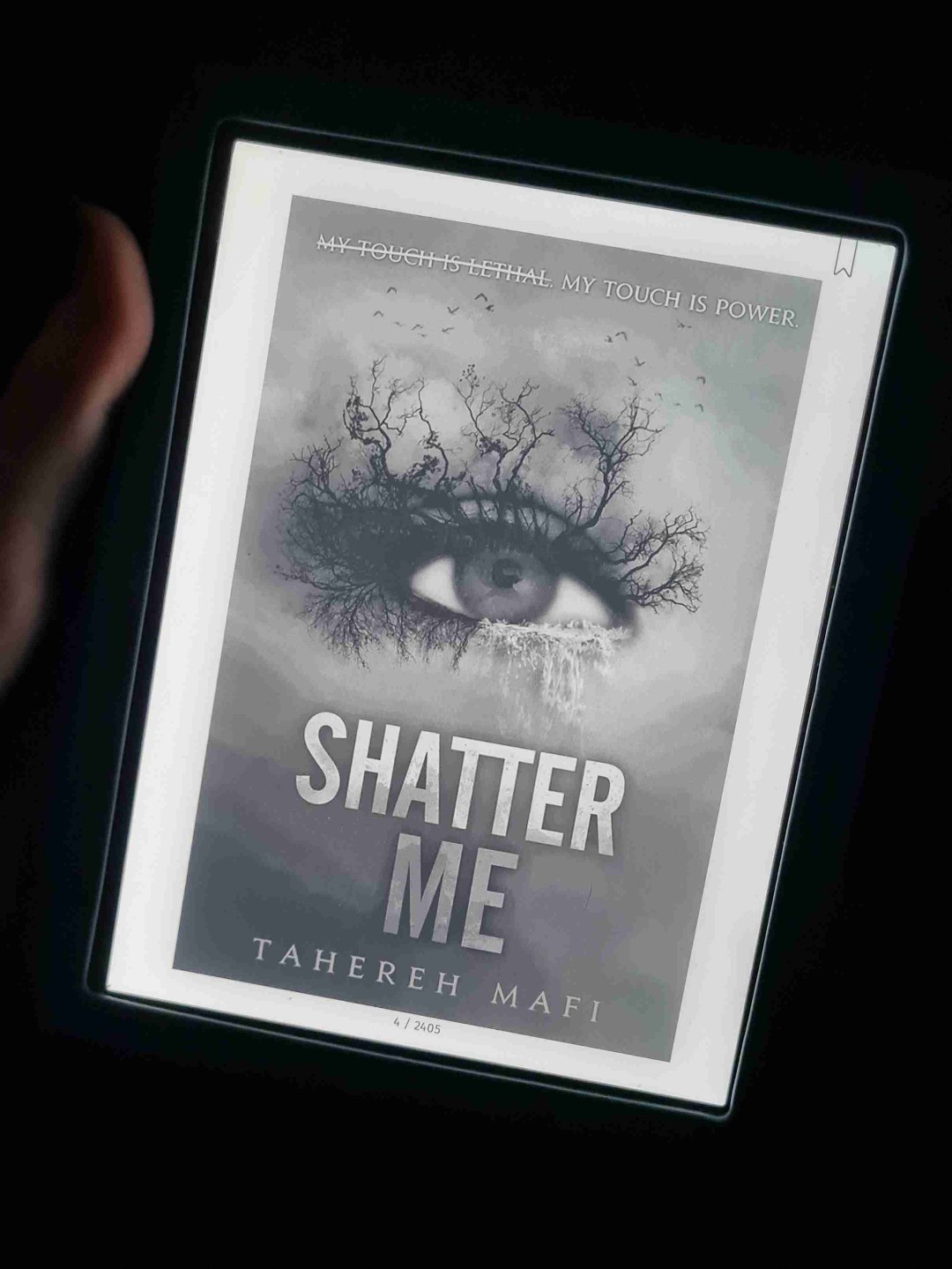 ✨️Shatter me✨️
Ich lese zwar sehr wenig auf englisch, trotzdem habe ich viel verstanden. Es hat mir ganz gut gefallen, es ist ein schönes Buch für zwischendurch, hat für mir aber nichts großartig besonderes.