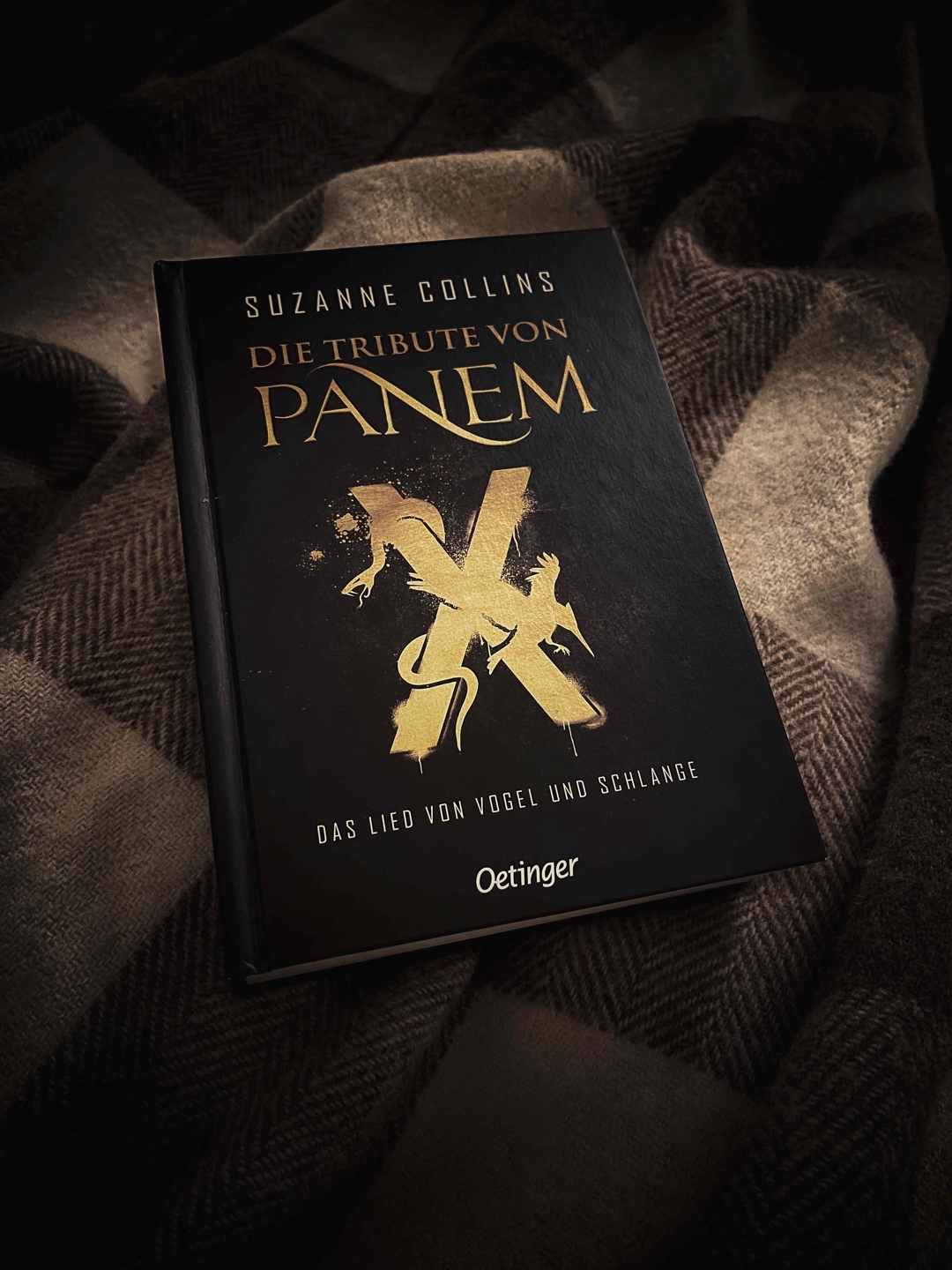 Ich finde, das Buch kann nicht mit den ersten drei Teilen mithalten. Es bietet interessante Einblicke in das Kapitol und die Hintergründe der Hungerspiele. Jedoch sind mir die Kapitel zu lang und es fehlt an durchgehender Spannung. 

Jetzt fehlt eigentlich nur noch das Buch von Haymitch Abernathy Geschichte. :->
