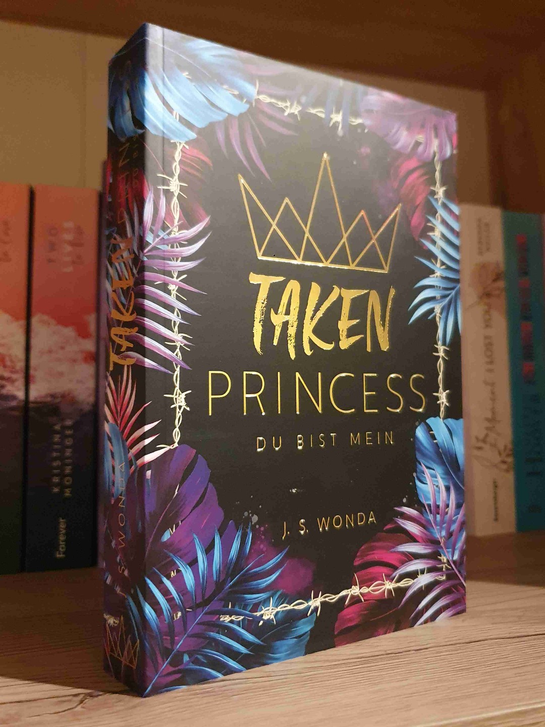 Ich habe lange gebraucht um ins Buch reinzukommen. Das Klischee, er groß, gut gebaut und gut bestückt und sie klein und zierlich hat mir nicht gefallen. Auch fand ich die erste Hälfte des Buches recht flach. Es wurde dennoch zunehmend spannender und am Ende dachte ich: Wow! Damit hätte ich im Leben nicht gerechnet. Ich saß auf der Couch und musste erstmal klarkommen. 🥲😱