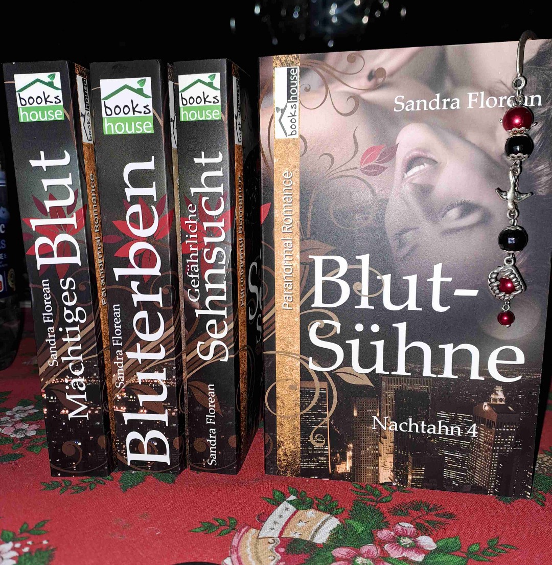 Ich mach jetzt wirklich nicht viele Worte...
Ich bin total verheult.
Ich möchte mich nicht trennen. Noch nicht.
Blut. Erotik. Vampire.
Wem das gefällt, wer ein Herz hat und Erwachsene Vampirstorys ohne Weichspüler mag, wer Verluste erträgt, der MUSS die Nachtahne lesen. Ich werde sie ab jetzt immer empfehlen, wenn jemand gute Vampirbuchempfehlungen möchte.
Chapeau Sandra Florean 🫶