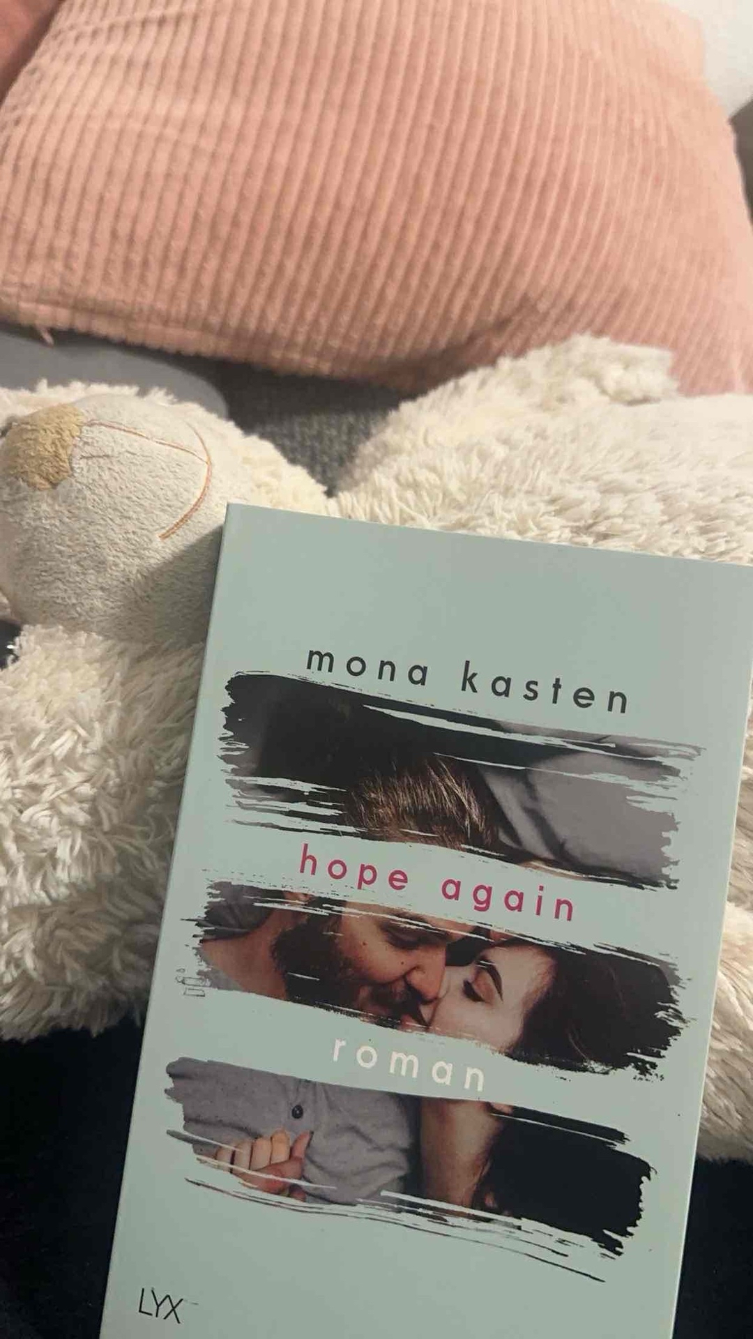 Ich muss einfach zugeben, dass Geheimnisse und Ereignisse, die den jeweiligen Protagonisten hinterhergeistern, einfach ein gewissen Reiz haben, weil es so aufregend ist zu erfahren was sich hinter der Person versteckt und was einen Menschen bewegt. Außerdem finde ich es sehr spannend, dass Nolan ihr Dozent ist und dabei eigentlich tabu, auch wenn dieser Reiz relativ früh verloren ging.. Aber wie er immer für sie da war, war sehr sehr schön mit anzusehen!! 🥹 es wäre so viel besser gewesen, wenn man seine Perspektive hätte lesen können..🫶🏼