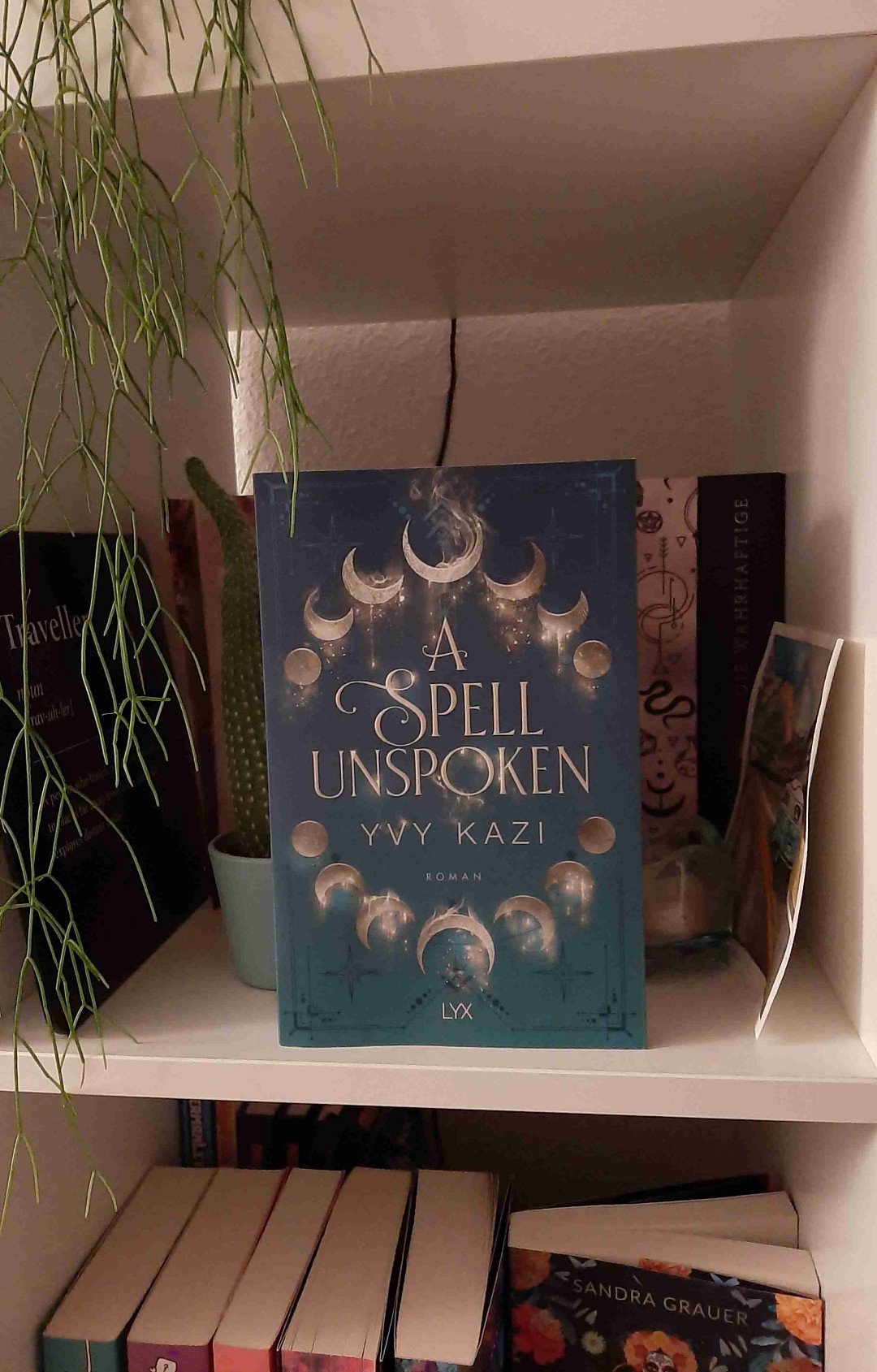 Beendet: Januar 2024 | ⭐⭐⭐⭐⭐
,,Ich habe Gemma irgendwann einmal erzählt, dass Seepferdchen nicht allein gehalten werden dürfen. Und sie ist mein zweites Seepferdchen." [S.471]