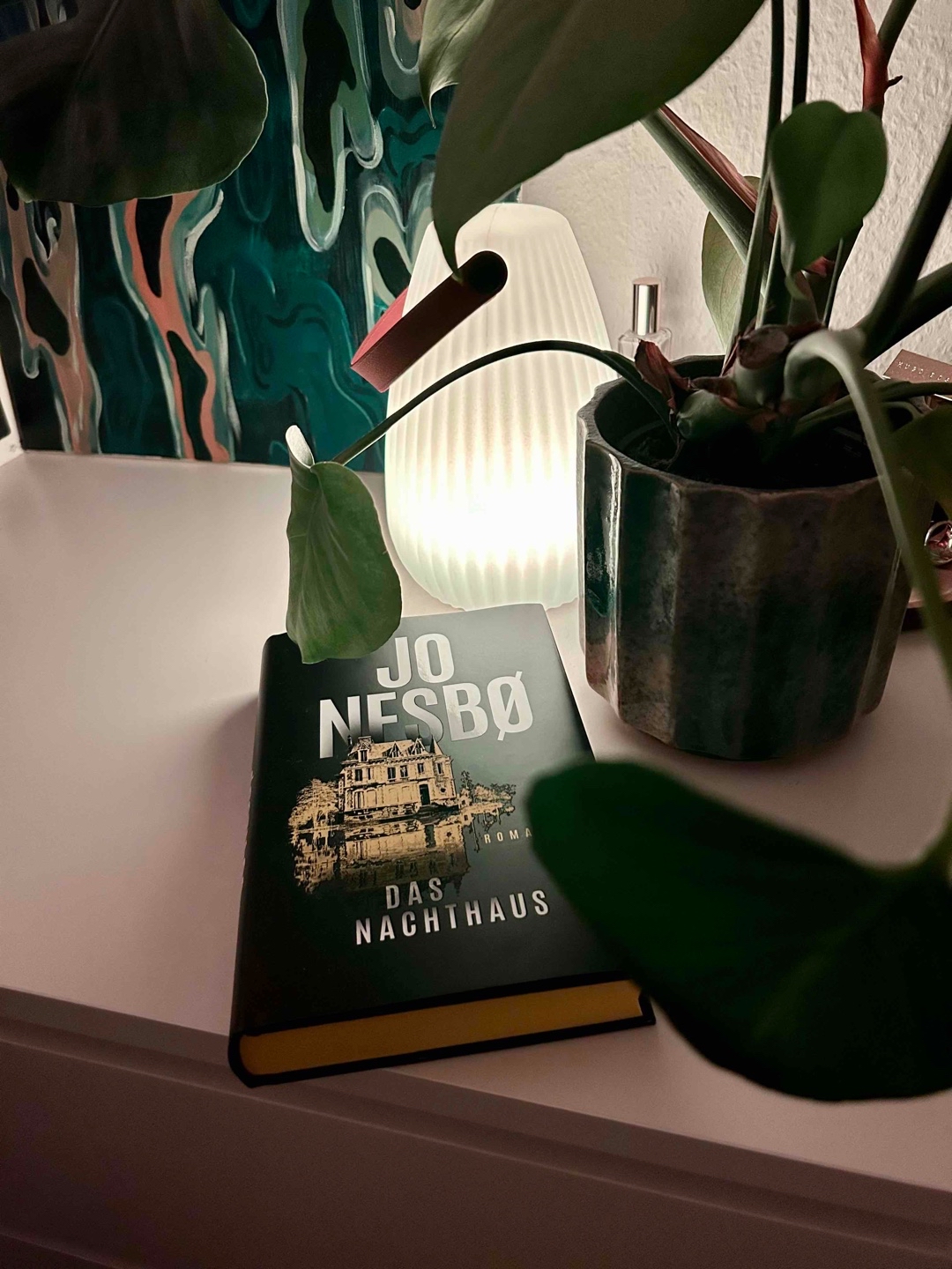 Mittelmäßige Comming Of Age Geschichte im Stephen King Stil.
Die „Ich“ Perspektive schadet meiner Meinung nach der Erzählung und nimmt an manchen Stellen die Spannung und die Fahrt raus. Die Story erinnert an typische Stephen King Handlungen und hat hier und da seine Längen.
Leider hat mir das Ende auch nicht sehr zugesagt, da es sich nach einem 0815 Plottwist angefühlt hat.