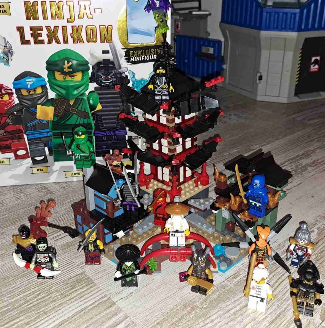 Für Fans und Sammler ein Muss, oder für Eltern deren Kinder extreme Ninjago Fans sind (wie meine Jüngste). Von mir eine klare Empfehlung.