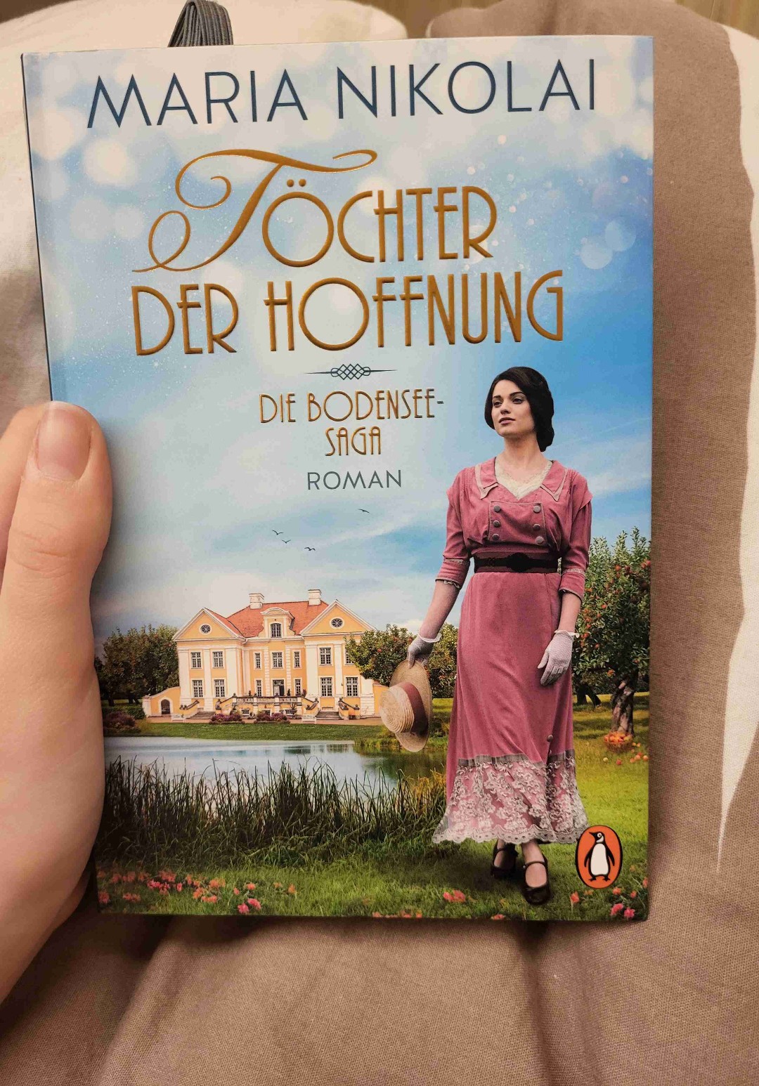 Toller Schreibstil und eine leichte Geschichte, kommt für mich aber nicht an die Schokoladenvilla heran.