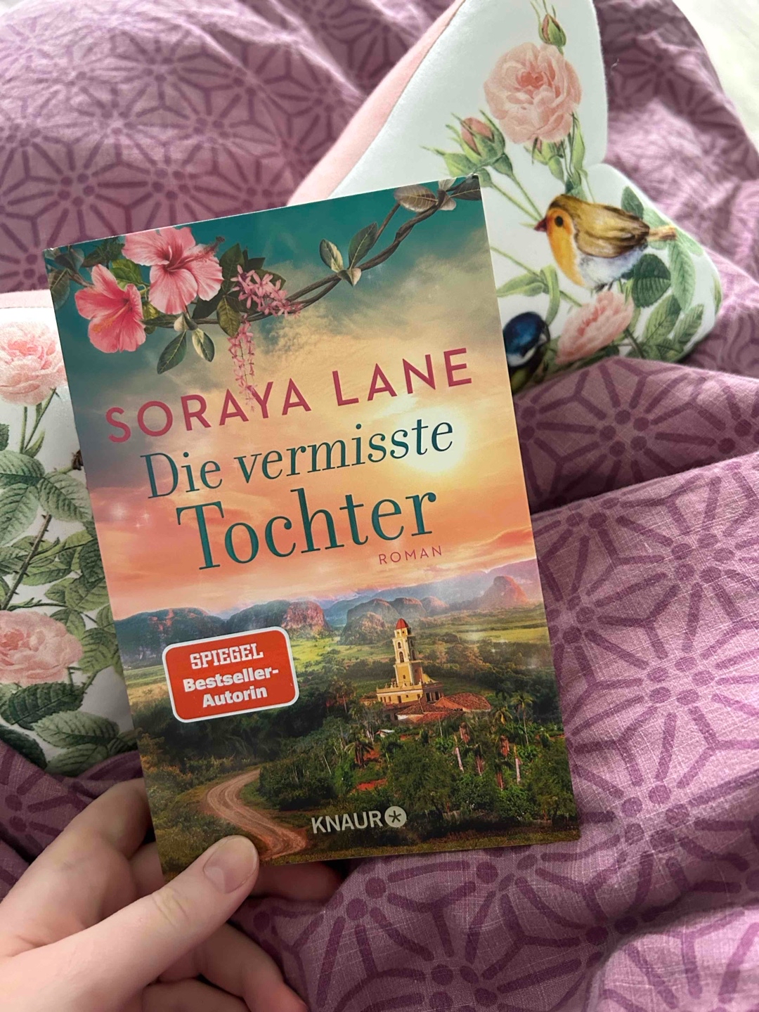 Wow, wow, wow, ich habe echt Tränen geweint. So gefühlsvoll, so ein heftiger Schicksalsschlag. Eine tolle Reihe bis jetzt, was ich mich im Sommer schon freue auf Teil 3. diesen Teil fand ich sogar noch besser als Teil 1.
Ein absolutes, schönes Buch, bzw Reihe.
⭐️⭐️⭐️⭐️⭐️