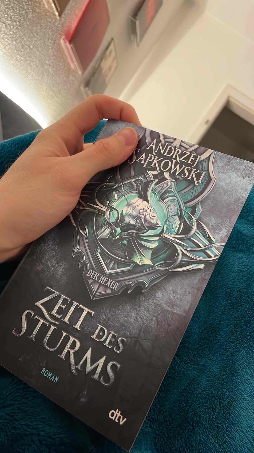 Endlich wieder eine Saga gefunden die mich wirklich fesselt. Schon lange nicht mehr so begierig durch Bücher gearbeitet!
