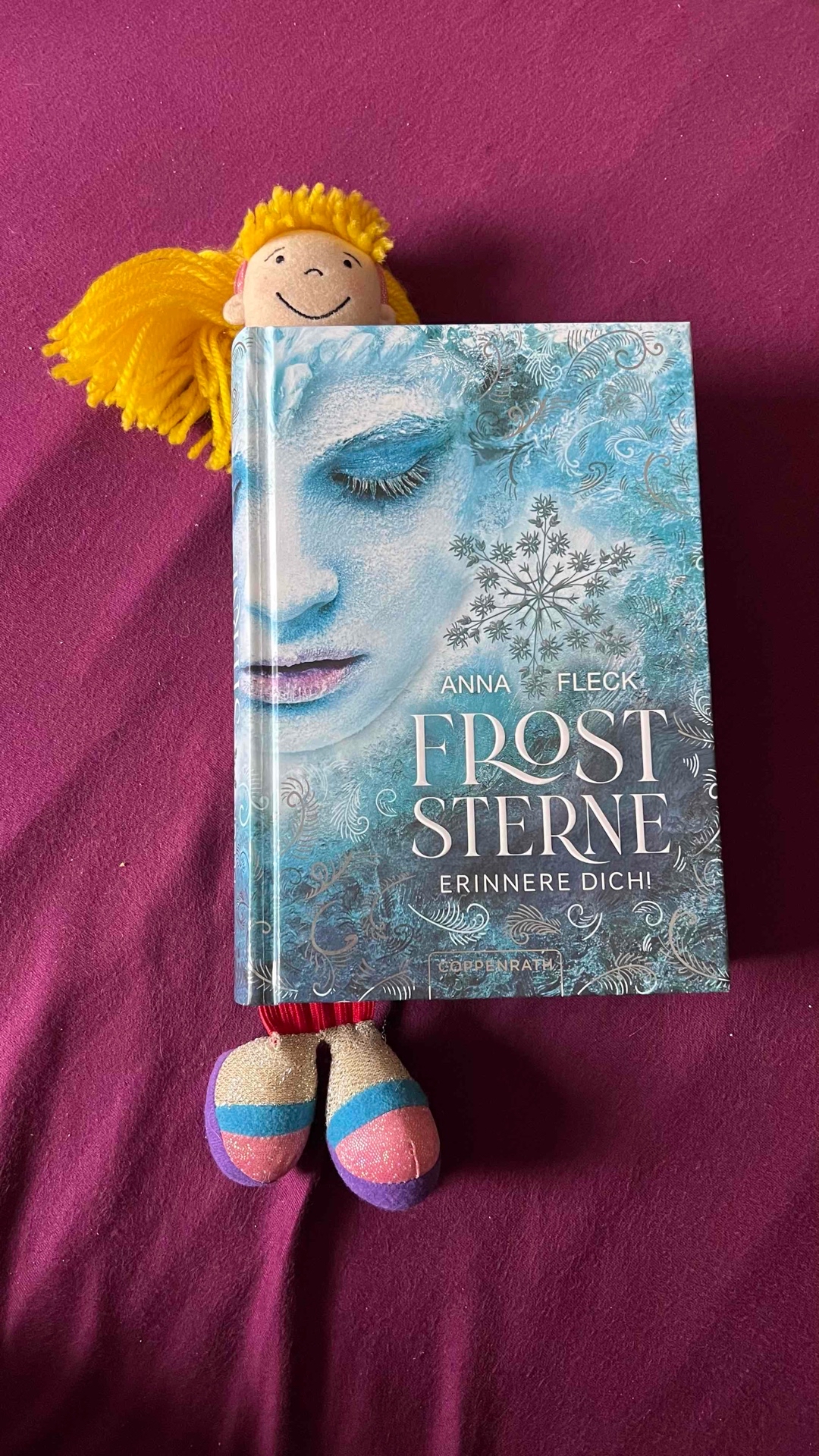 Ich liebe dieses Buch sehr und bin unheimlich froh, es gekauft zu haben. Persönlich liebe ich Märchen, aber die Geschichte der Schneekönigin hat mich nie so richtig fesseln können. Selbst den Disney-Hit "Frozen" finde ich zwar ganz süß, aber so wirklich Charakter hat der für mich nicht im Vergleich zu anderen Märchen. Mit "Froststerne - Erinnere Dich!" hat Anna Fleck einen Auftakt zu einem bezaubernden Eismärchen mit epischen Potential geschaffen.
