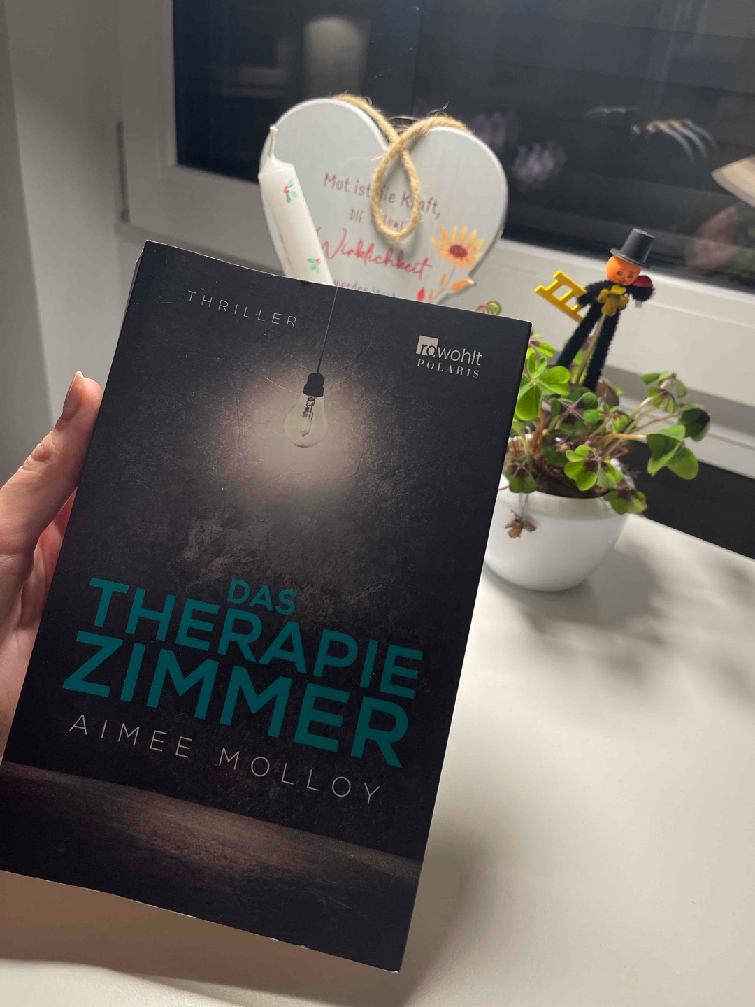 Achtung Spoiler:
Anfangs fand ich die Sitzungen mit Sams Patienten relativ unspektakulär und hatte eher erwartet, dass diese mehr in die Tiefe gehen und eine größere Rolle spielen. Als sich dann die Annie-Perspektive als Albert entpuppt, war ich total verwirrt. Gegen Ende wurde es jedoch nochmal spannend und auch die kurzen Kapitel haben es für mich aufgewertet.