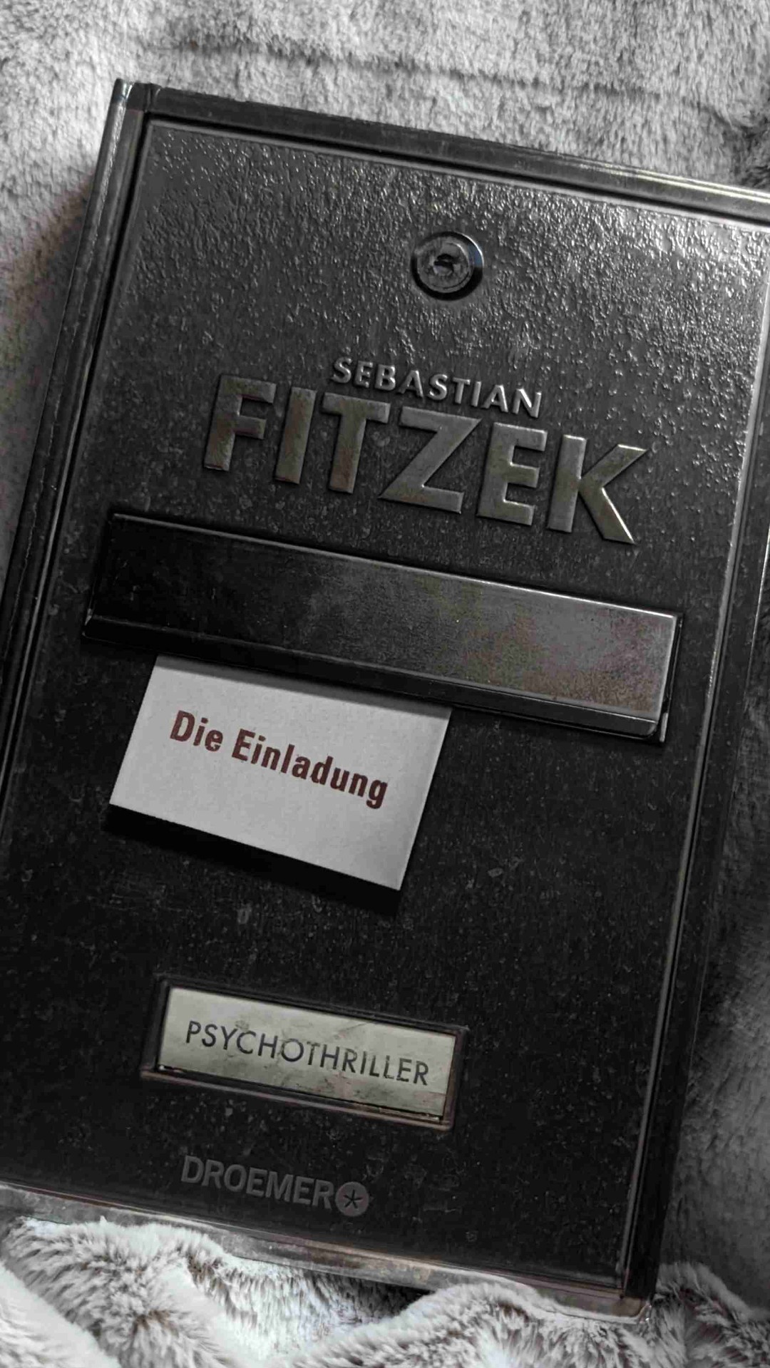 Marla Lindbergs Erinnerungen sind glasklar: An die seltsame Nachricht, die sie in eine stillgelegte Geburtsklinik lockte. An die Gestalt, die versuchte, sie zu töten. Das seltsam pfeifende Husten des Psychopathen beim Kampf auf Leben und Tod.