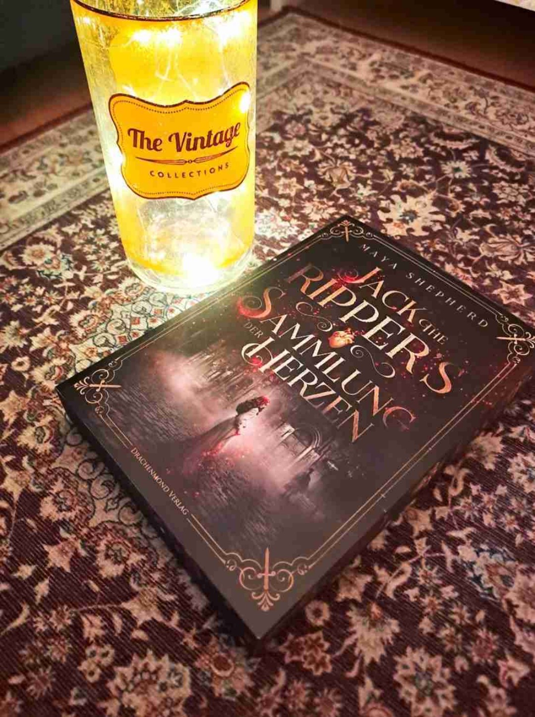 🌟Rezension🌟
Ich habe "Jack the Rippers - Sammlung der Herzen" von @maya.shepherd beendet 🥰
•
Da ich kurz davor "Jack the Ripper" von Kerri Maniscalco gelesen habe, hatte ich einen guten Vergleich. Und obwohl beide Geschichten sehr unterschiedlich waren, fand beide so gut.
Der Schreibstil war flüssig und einfach zu lesen. Und ich mochte die Protagonistin Mary unglaublich gern. Sie hat auch nach ihrem Tod noch Hoffnung auf Gutes gehabt und für Gerechtigkeit gesorgt. Ich hab wirklich ständig mitgefiebert und zum Ende hin konnte ich einfach nicht mehr aufhören denn ich musste wissen ob Jack the Ripper dieses mal gefasst wird. Wie es ausgegangen ist, verrate ich natürlich nicht 😁 Definitiv ein Highlight 🥰❤️