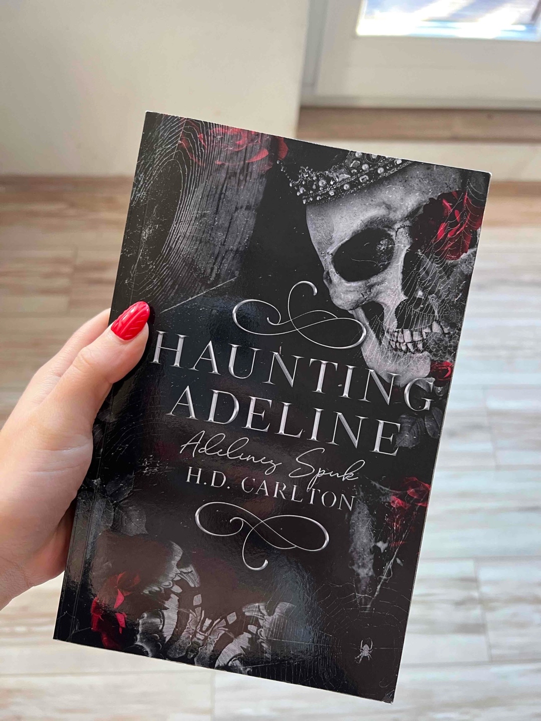 Es hat meine Erwartungen einfach nur übertroffen! Dieses Buch ist nicht nur spicy sondern man fiebert jede Sekunde mit und teilt die Angst. Das Ende zwingt einen förmlich zum nächsten Teil zu greifen.