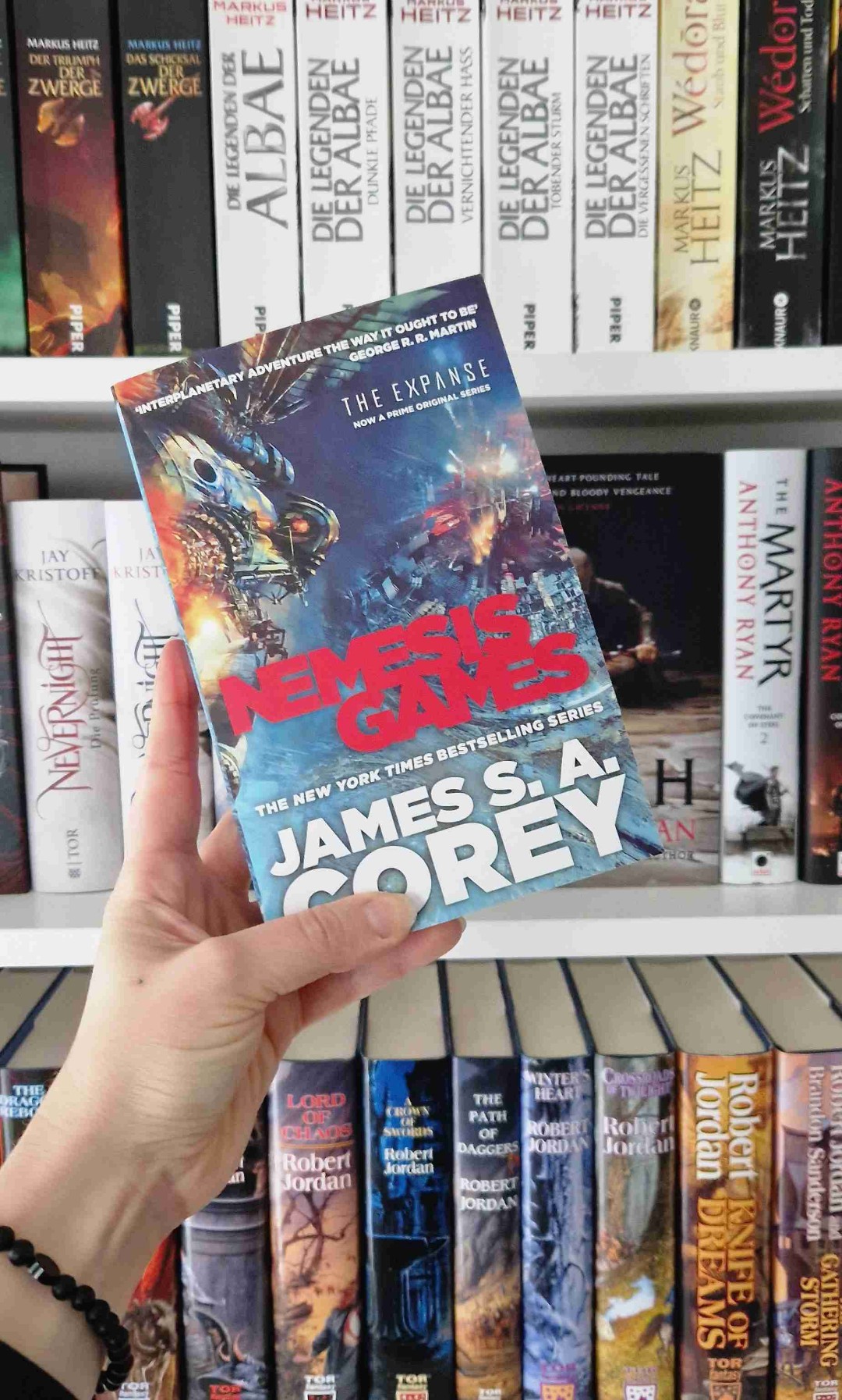 Einfach nur großartig. Die Reihe wird besser und besser mit jedem Buch.
