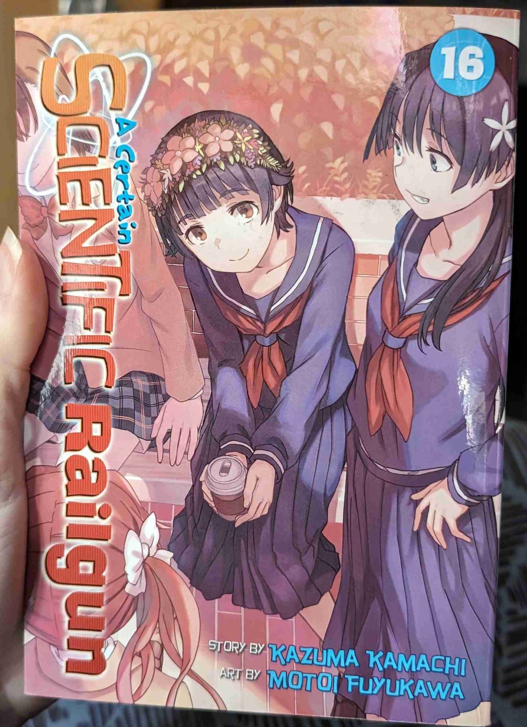 #MangaYear24 25
A Certain Scientific Railgun 16
Von: Seven Seas
Was war das bitte für ein cooler Band?!😱 Es war so verdammt spannend,die Rückblende mitreißend &DIESES ENDE!! Holy Shit!
Würde so gerne weiterlesen, aber ich komm dank schlafender Katze nicht an den nächsten Band😂