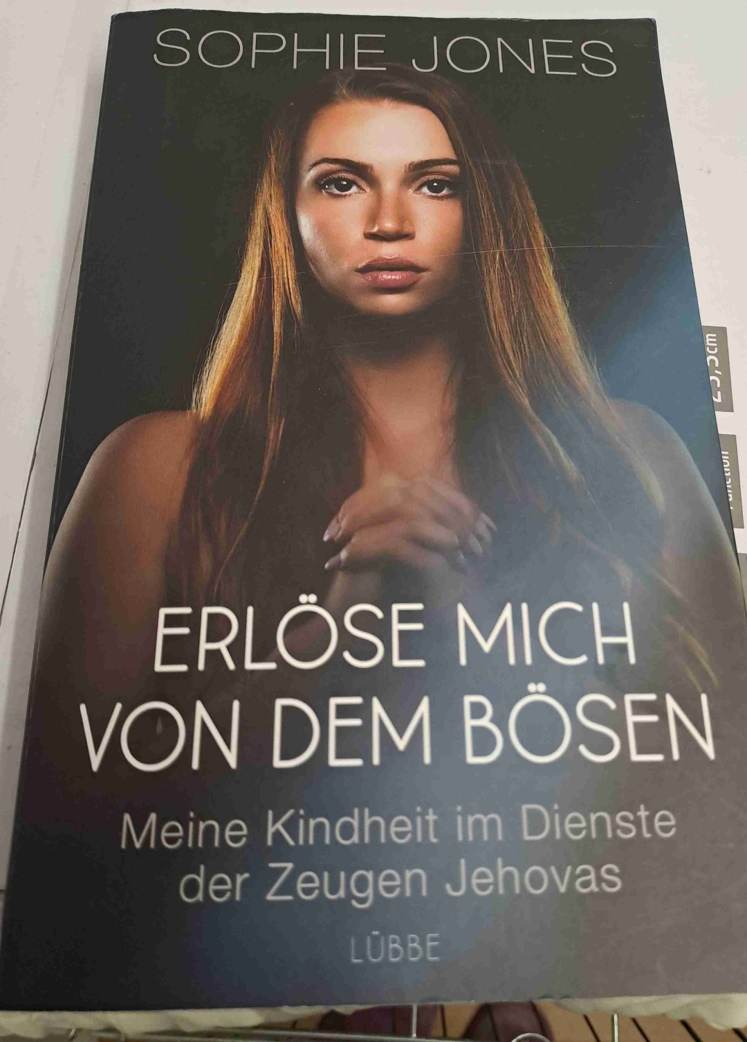 An sich eine spannende Geschichte, jedoch wiederholt sich einiges. Es werden mehrere Dinge so wiederholt, dass es sich nach in die Länge ziehen anfühlt. Dennoch fand ich das Buch an sich spannend, obwohl mir der Schreibstil nicht so sehr gefiel. Da hätte man auf jeden Fall mehr rausholen können, es einfach noch spannender erzählen können.