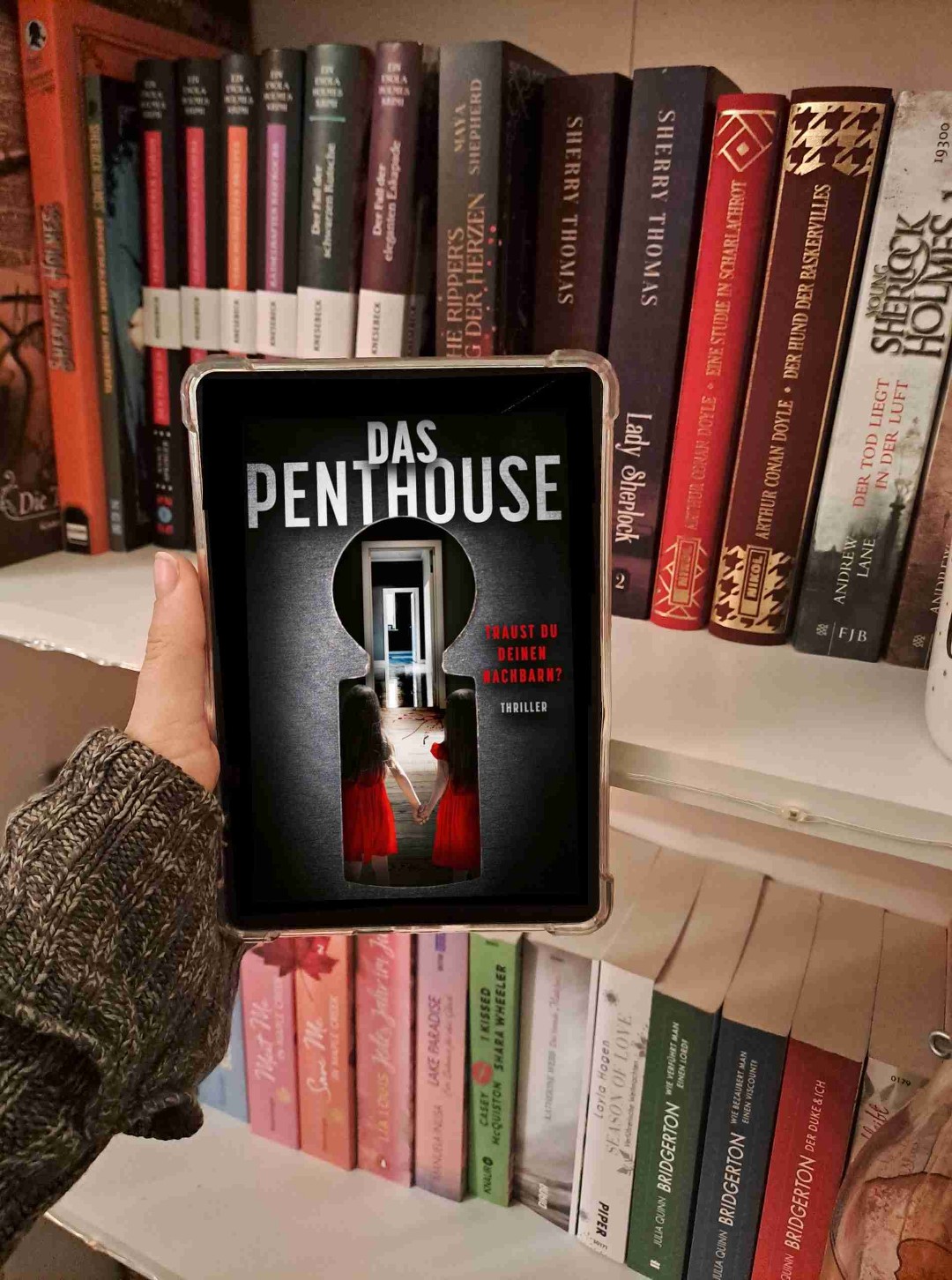 🌟Rezension🌟
Ich habe das Buch "Das Penthouse" von Daniela Arnold beendet 🥰
•
Ich hatte durch das Cover eigentlich etwas anderes erwartet und verstehe auch nicht ganz was der Titel mit dem Buch zu tun hat. Ja die Protagonistin wohnt in einem Penthouse aber mehr auch nicht. Ansich eine nette Story aber so richtig spannend war es leider nicht. Das Ende hin war fesselnd aber ein zweites mal würde ich das Buch nicht lesen. Irgendwie hatte ich mehr Grusel, mehr Spannung oder Action erhofft. Aber es wird einfach viel über die Vergangenheit erzählt und hier und da passieren ein paar Kleinigkeiten die aber alles vorhersehbar waren. Hatte definitiv schon bessere Bücher gelesen.