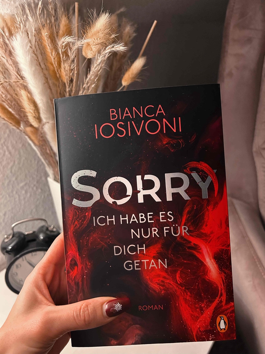 Was für großartiges Buch! Zugegeben, ich hatte meine Schwierigkeiten mit dem Buch warm zu werden. Nachdem ich im Sommer daran gescheitert war und es monatelang wieder im Regal verschwunden ist, wollte ich dem Ganzen noch eine Chance geben. Zum Glück! Ich hab es in einer Nacht durchgelesen, konnte es nicht mehr aus der Hand legen. Immer wieder hab ich mich dabei erwischt wie ich mir Theorien ausgedacht hab, was passiert sein könnte. Versucht eins und eins zusammen zu zählen. Im Leben wäre ich nicht darauf gekommen, was die Autorin hier schreibt.