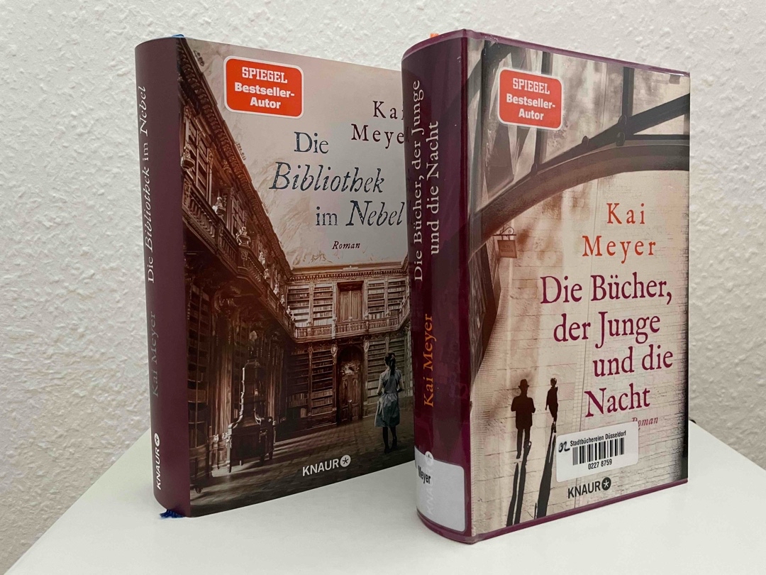 „Für immer die Bücher.
Zwischen den Zeilen blicken sie mit unsichtbaren Augen zu dir empor und lesen deine Erinnerungen.“
Die Suche nach Büchern, die Entdeckung von Geheimnissen der Vergangenheit. Mehr noch als bei seinem Nachfolger konnte ich mit diesem Roman in die Welt der Bücher und in Leipzigs Gassen abtauchen und habe mich über das Wiedersehen mit einer bekannten Figur gefreut.