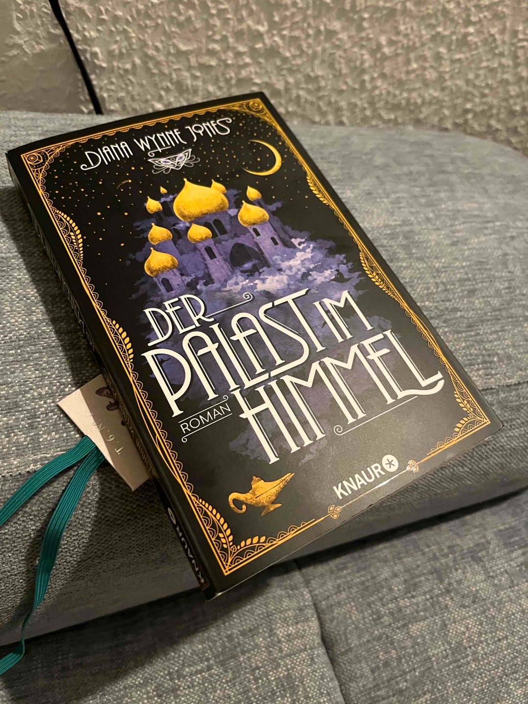 Ich wünschte, ich könnte dieses Bich nochmals zum ersten Mal lesen. ♥️

Bezaubernde Geschichte, grandioser Schreibstil- Abdullahs Abenteuer liefen vor meinem inneren Auge wie ein Film ab. Humorvoll, geschwollene Sprachweise des Protagonisten empfand ich als lustig und originell. 

Einzig zu kritisieren wären die letzten 2-3 Kapitel, indenen in kurzer Lesezeit einfach unfassbar viel passiert. 