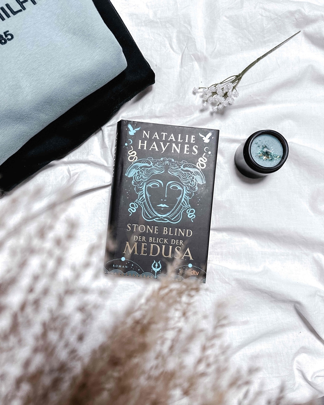 „𝐼𝑐ℎ 𝑠𝑒ℎ𝑒 𝑑𝑖𝑐ℎ.“ - Stone Blind (𝘚𝘦𝘪𝘵𝘦 9)