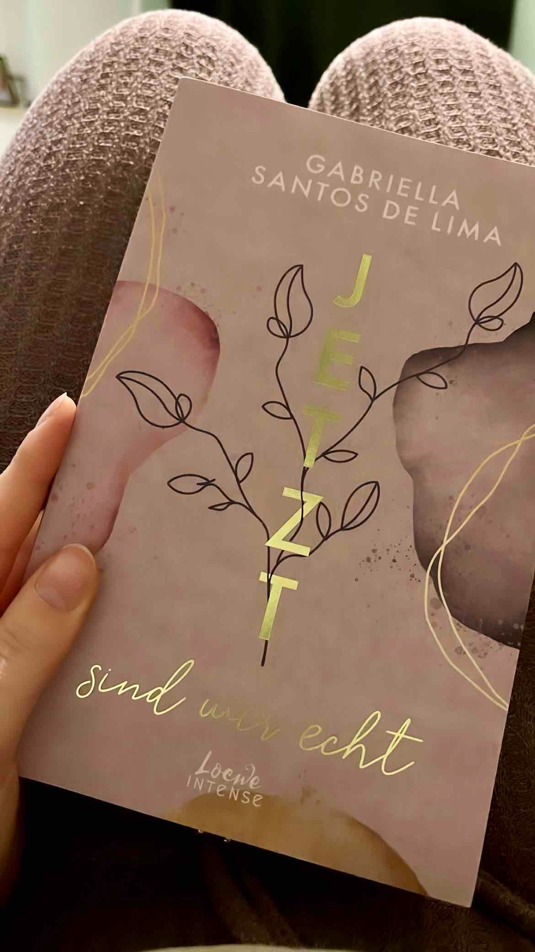Sehr schwierig.. Ich fand die erste Hälfte des Buches richtig schlecht. Erst am Ende wurde es ein wenig besser. Ich hatte schon ein großes Problem mit dem Schreibstil und zu allem Übel fand ich die Protagonisten anstrengend und nervig.