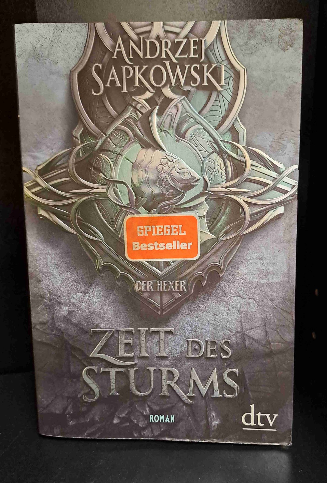 Die erste zusammenhängende Geschichte. Ich hatte am Anfang ein paar Probleme mit den vielen, ungewöhnlichen Namen und den Schreibstil finde ich anspruchsvoll, dennoch hat mich das Buch sehr gepackt und ich wollte immer wissen wie es weiter geht. Der Hexer hat in diesem Teil noch mehr Sympathie dazu gewonnen bei mir und auch einige Nebenchaktere fand ich spannend.
Ich bewerte dieses Buch mit 4.5 von 5 Sternen, damit noch etwas Luft nach oben ist, aber es war schon sehr stark.