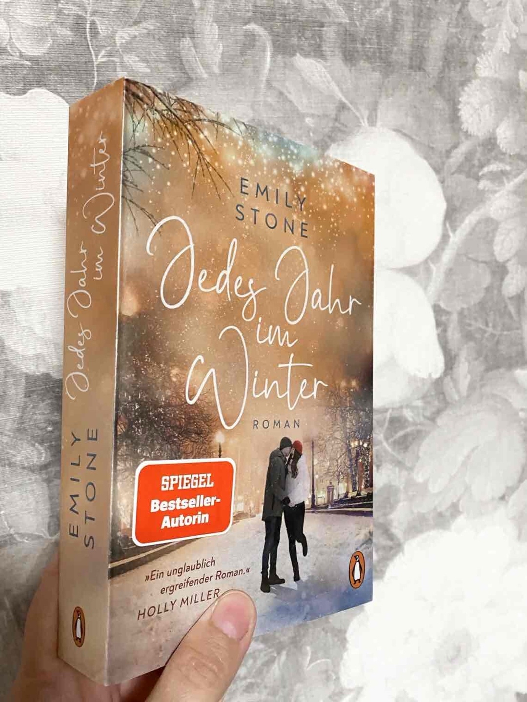 Am Anfang war es sehr ungewohnt in der nicht ICH-Perspektive zu lesen, denn so waren meine letzten Bücher, aber ich habe mich hier schnell rein gefunden. Das Buch ist für mich kein Highlight geworden, dennoch habe ich hier viele Lesestunden verbracht, denn ich wollte wissen wie diese Geschichte endet.