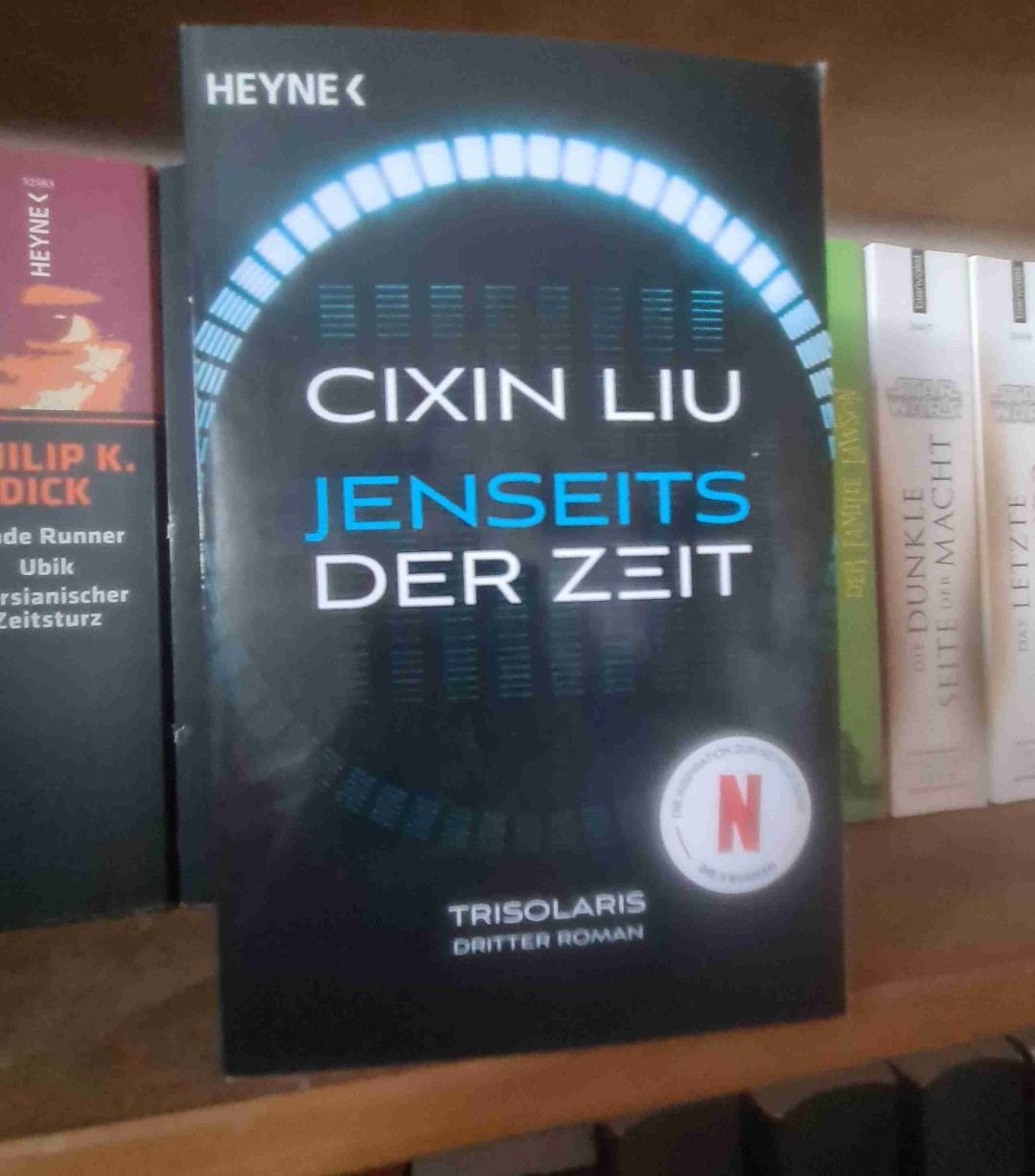 Ohne Worte, für mich persönlich habe ich eben eine der besten Scifi Reihen abgeschlossen. Sie kann absolut mithalten mit Asimov