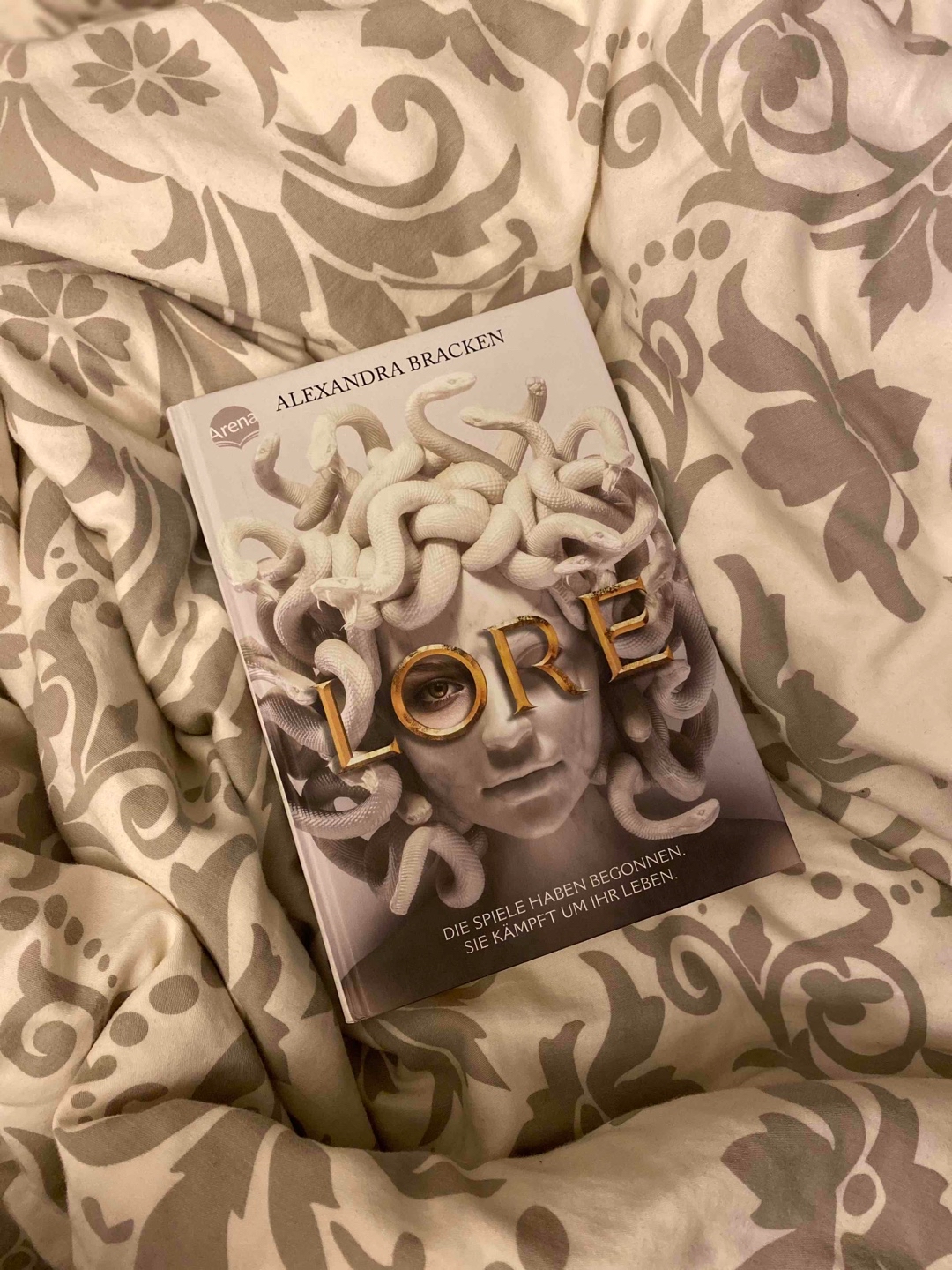 Ich mochte das Buch sehr gerne, die Hauptdarstellerin war mir sehr sympathisch. am Ende passierte soviel auf ein Mal, dass es mich etwas verwirrt aber es lag bestimmt daran, dass ich mich beim lesen schier überschlagen hab da ich unbedingt wissen wollte was passiert ;)