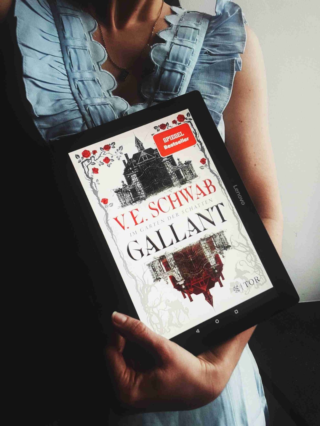 🥀Gallant - im Garten der Schatten🥀 - @veschwab
Mir hat diese düstere und mysteriöse Geschichte sehr gut gefallen. Vor allem die Protagonistin war sehr vielschichtig gestaltet. Allgemein hat mich die ganze Atmosphäre rund um das Geheimnis von Gallant sehr in den Bann gezogen. Von mir gibt es 4,5 ⭐️⭐️⭐️⭐️🌟 Sterne.