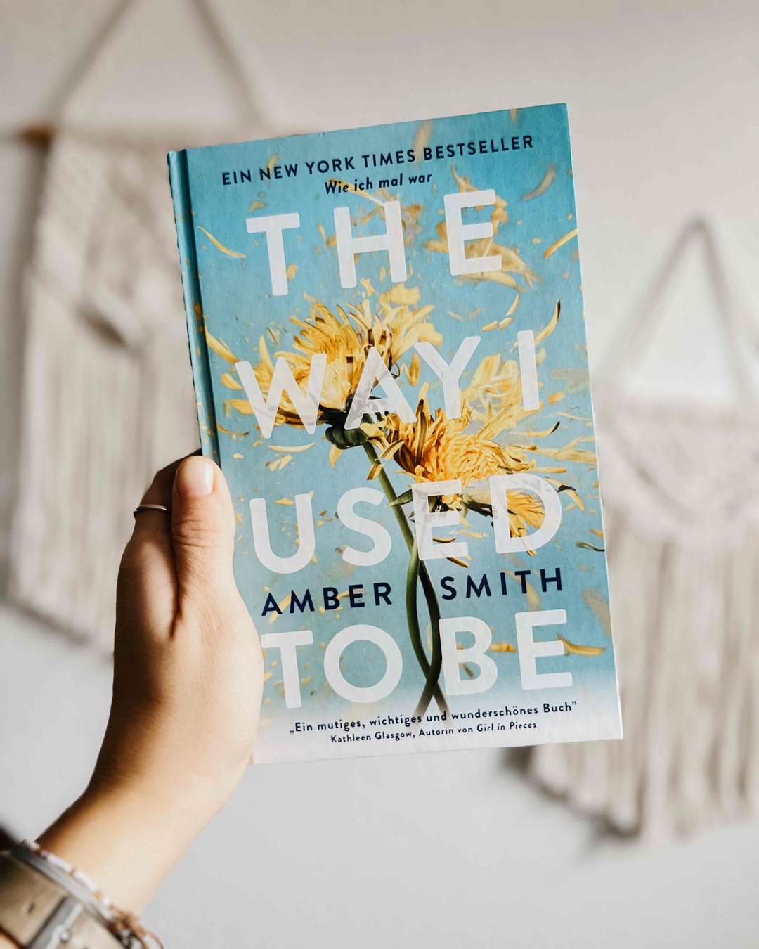 "The Way I Used To Be" erzählt die bewegende Geschichte von Eden, die nach einem schlimmen Erlebnis ihre Reise zur Heilung und Selbstfindung beginnt. Das Buch ist einfühlsam und emotional, bietet ein beeindruckendes Leseerlebnis und spricht dabei tiefgreifende Themen an.