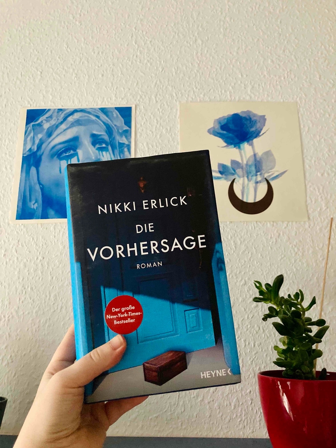 Was wäre wenn alle Menschen wissen wie lange sie noch leben? Dieses Gedankenexperiment versucht Nikki Erlick in diesem Roman anhand verschiedener Charaktere, deren Schicksal wie ein Faden zusammen gesponnen ist zu erwägen. Das Buch liest sich leicht, leider fehlt es mir am Tiefgang und die Handlung fand ich teilweise sehr vorhersehbar. Das lebensbejahende nach dem sich das Chaos endlich wieder ordnet tut dem Buch jedoch gut. 