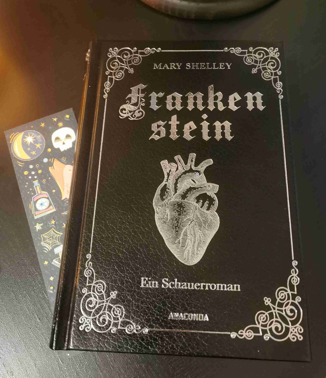 Ein sehr schönes Buch. Es ist jedoch in einer leicht altertümlichen Sprache verfasst.
Dies hat mich beim Lesen aber nicht gestört. Man sollte es nur vorher wissen, da dies nicht für jeden etwas ist.