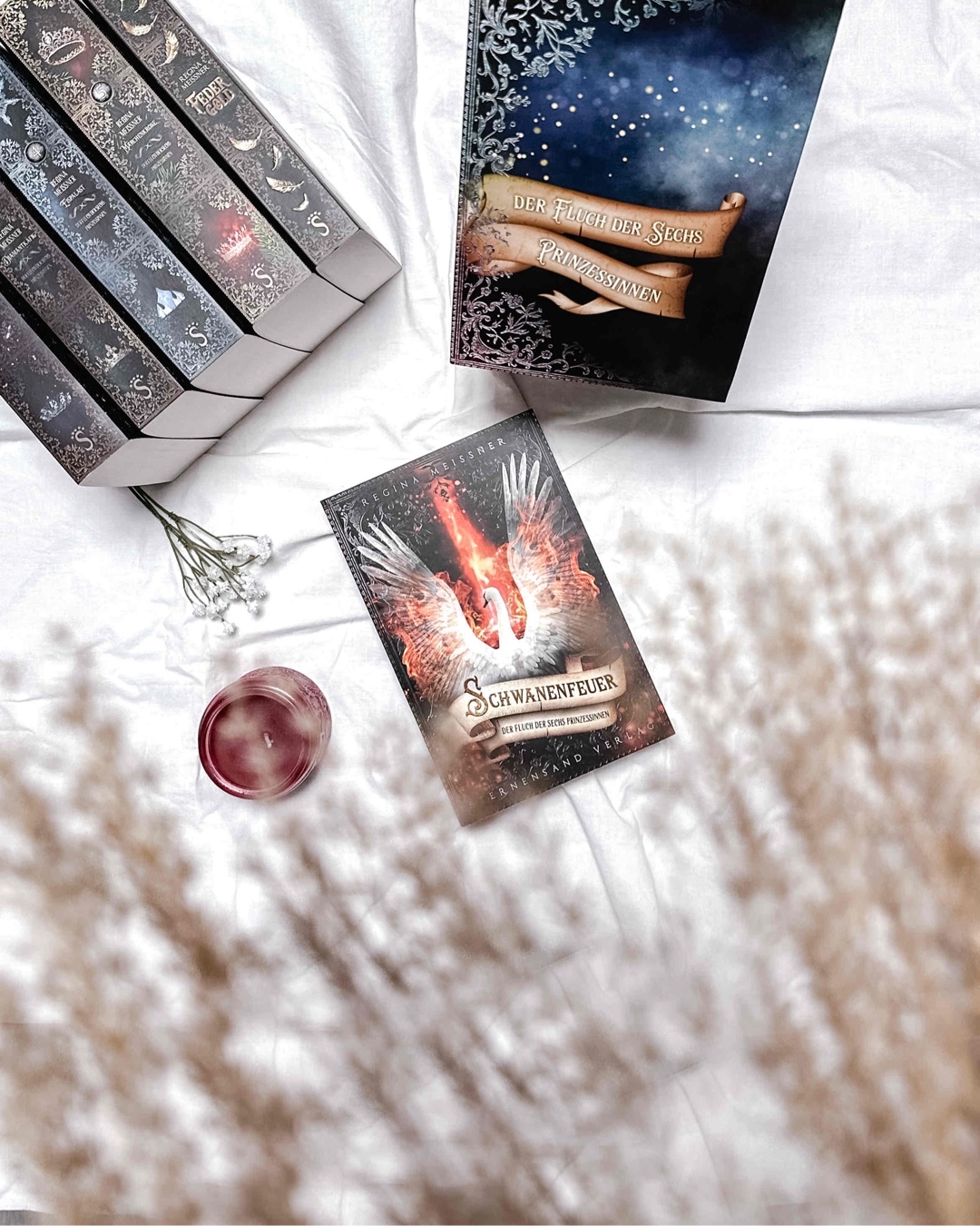 „𝐷𝑒𝑟 𝑀𝑜𝑛𝑑 𝑤𝑎𝑟𝑓 𝑠𝑒𝑖𝑛𝑒𝑛 𝑆𝑐ℎ𝑒𝑖𝑛 𝑎𝑢𝑓 𝑑𝑖𝑒 𝐿𝑖𝑐ℎ𝑡𝑢𝑛𝑔, 𝑖𝑛 𝑑𝑒𝑟𝑒𝑛 𝑀𝑖𝑡𝑡𝑒 𝑑𝑒𝑟 𝑆𝑐ℎ𝑤𝑎𝑛𝑒𝑛𝑠𝑒𝑒 𝑡ℎ𝑟𝑜𝑛𝑡𝑒.“ - Schwanenfeuer (𝘚𝘦𝘪𝘵𝘦 7)