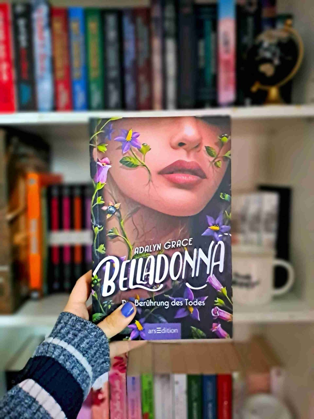 🌟Rezension🌟
Ich habe "Belladonna - Berührung des Todes" von Adalyn Grace beendet 🥰
•
Ich hab bereits mitbekommen dass die Community zwiegespalten ist. Während viele die Story lieben, hatten andere wiederum höhere Erwartungen. Ich hingegen fand das Buch wirklich schön. Ein Highlight würde ich es nicht nennen, aber definitiv lesenswert. Ich mochte die Charaktere sehr gern. Die Story war perfekt. Ich liebe es ja, wenn es darum geht, einen Mord aufzuklären. Hatte schon befürchtet dass es viel zu viel um Liebe geht. Aber dennoch kam diese nicht zu kurz. Allerdings muss ich dazu sagen dass ich vieles vorausschauend fand. Sowohl wer der Täter/in war, als auch was dem Tod betrifft. Und trotzdem freue ich mich riesig auf Band 2 🥰📚