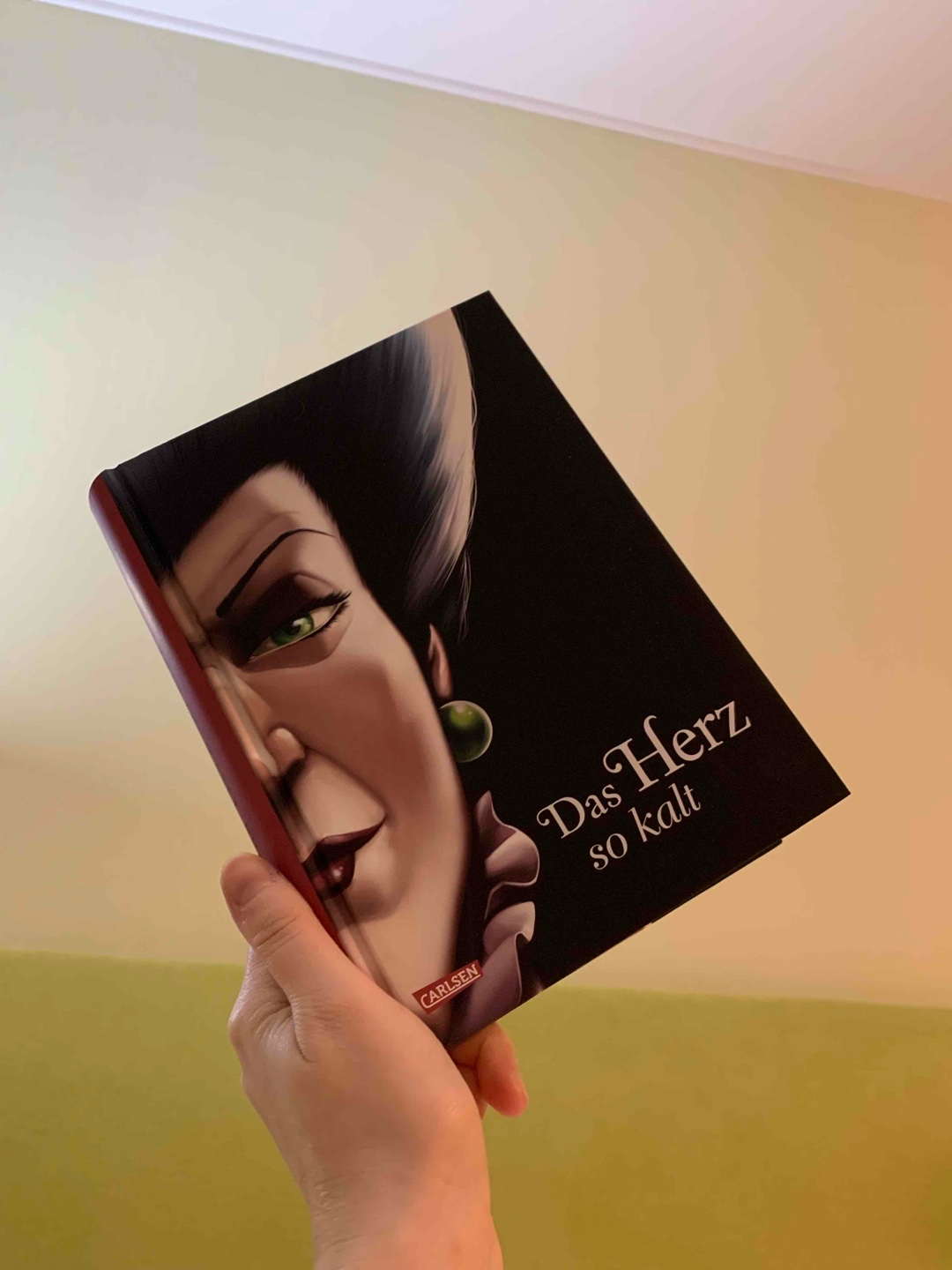 Leider war das Buch ziemlich langweilig, da man die Geschichte von Cinderella kennt. Es war wenig drum herum, was man nicht kennt. Aber das wenige war super! Mir fehlt noch ein wenig der Zusammenhang seitdem die verdrehten Schwestern besiegt wurden. Ich hoffe, dass das wieder kommt.