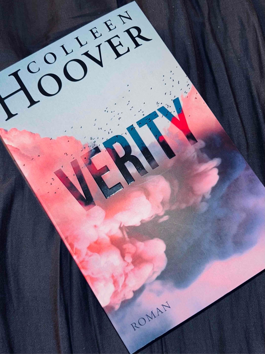 Eine etwas andere „love story“.
Stückweit ist das Buch wirklich sehr spannend, vorallem die wirklich abgrundtief finsteren Kapitel des Manuskripts. Dennoch fallen immer wieder Momente ins Gewicht, in denen der Fokus doch zu sehr auf die Sexualitäten der Figuren gelegt wird, wenn auch dies am Ende einen Schlüsselmoment aus macht.
Da dieser Moment erst im nachträglich erschienenen Epilog verkommt, frage ich mich inwiefern Leser diese Schilderungen zuvor in Kontext gesetzt haben. Für mich rettet der Epilog dem Buch das Ende und verleit der Handlung einen Sinn.