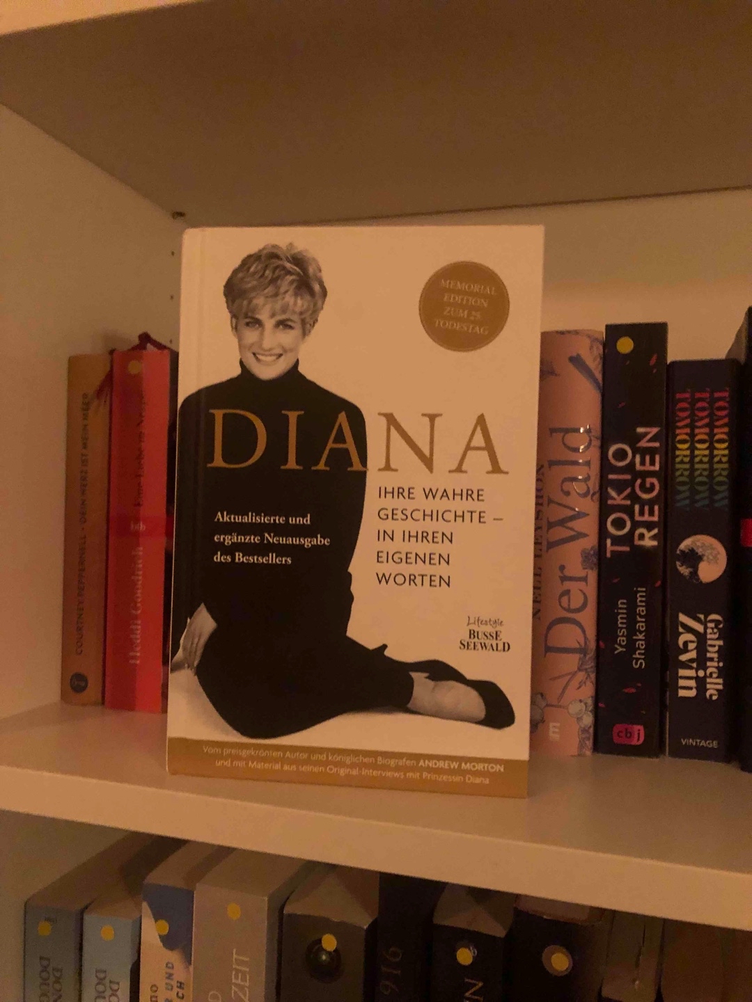 Interessante Leseerfahrung! Die traurige Wahrheit der Lady Diana, die sich hinter verschlossener Tür des Königshauses abspielte, war teilweise sehr dramatisch. Der heroische Ton gegen Ende des Buches macht den Sack zu und lässt Diana vollends als Ikone in allen Bereichen des Lebens erscheinen.
Wie es scheint, hat Lady Di nicht eine einzige schlechte Eigenschaft besessen.