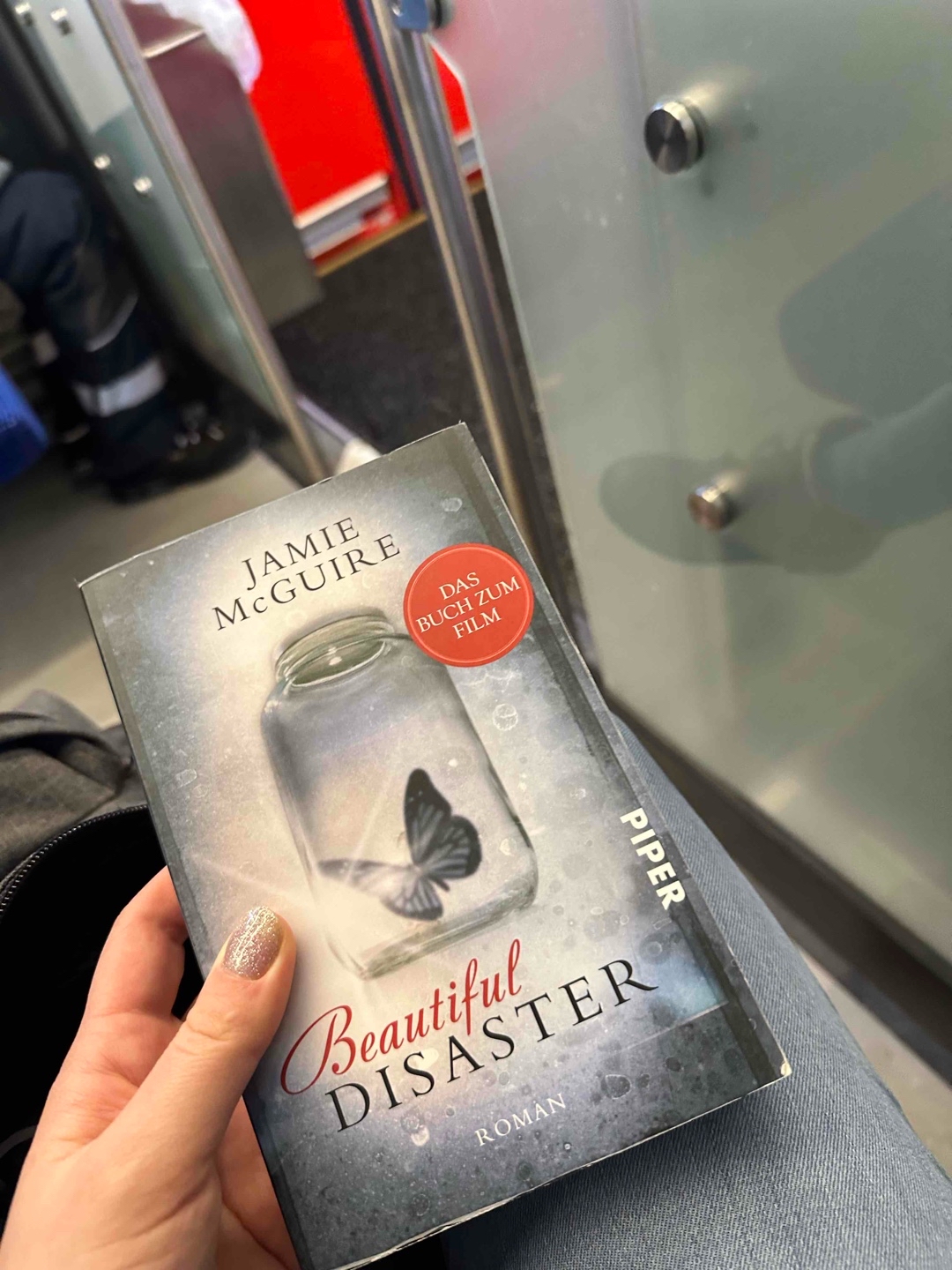 Viel zu viel Geheule und Drama über nichts. Die gleiche Geschichte drei mal wiederholt im gleichen Buch. Und noch dazu anstrengende Hauptcharaktere. Definitiv nicht den Kinohype wert. 