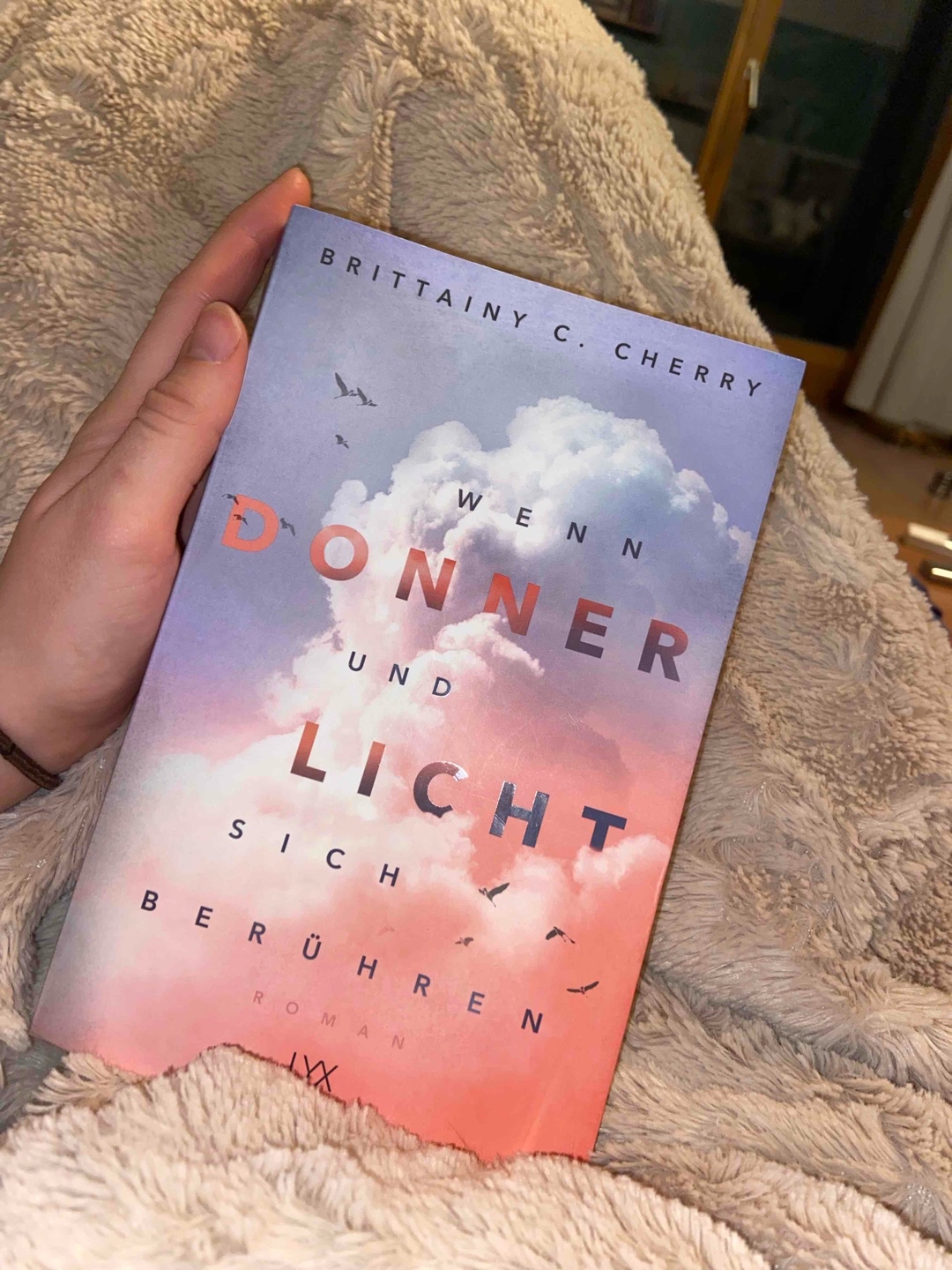 Ein unglaublich emotionales Buch! 🤍🫶🏻

Ich war von der ersten Seite an gefesselt und konnte das Buch nicht aus der Hand legen. Die ganzen Emotionen wurden so gut beschrieben und rübergebracht, dass ich an mehreren Stellen Tränen in den Augen hatte. 🥺
Die Geschichte um Jasmine und Elliott war so berührend und hat mir an manchen Stellen echt das Herz gebrochen, wieder einmal ein echtes Meisterwerk von Brittainy C. Cherry. 

Auch die Nebencharaktere wie TJ, Ray und co. waren so gut ausgearbeitet, es war einfach alles total stimmig! 🤍