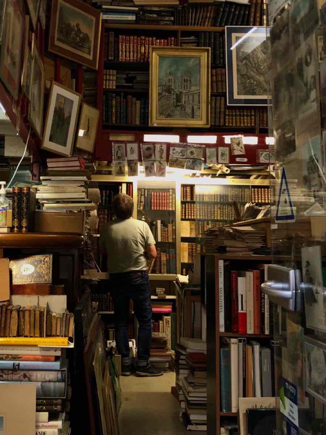 After Takako heart gets broken, she moves to her uncle Satoru. She helps in the shop in exchange of a room she can stay in. In this time, she finds new friends, herself and the love for books.