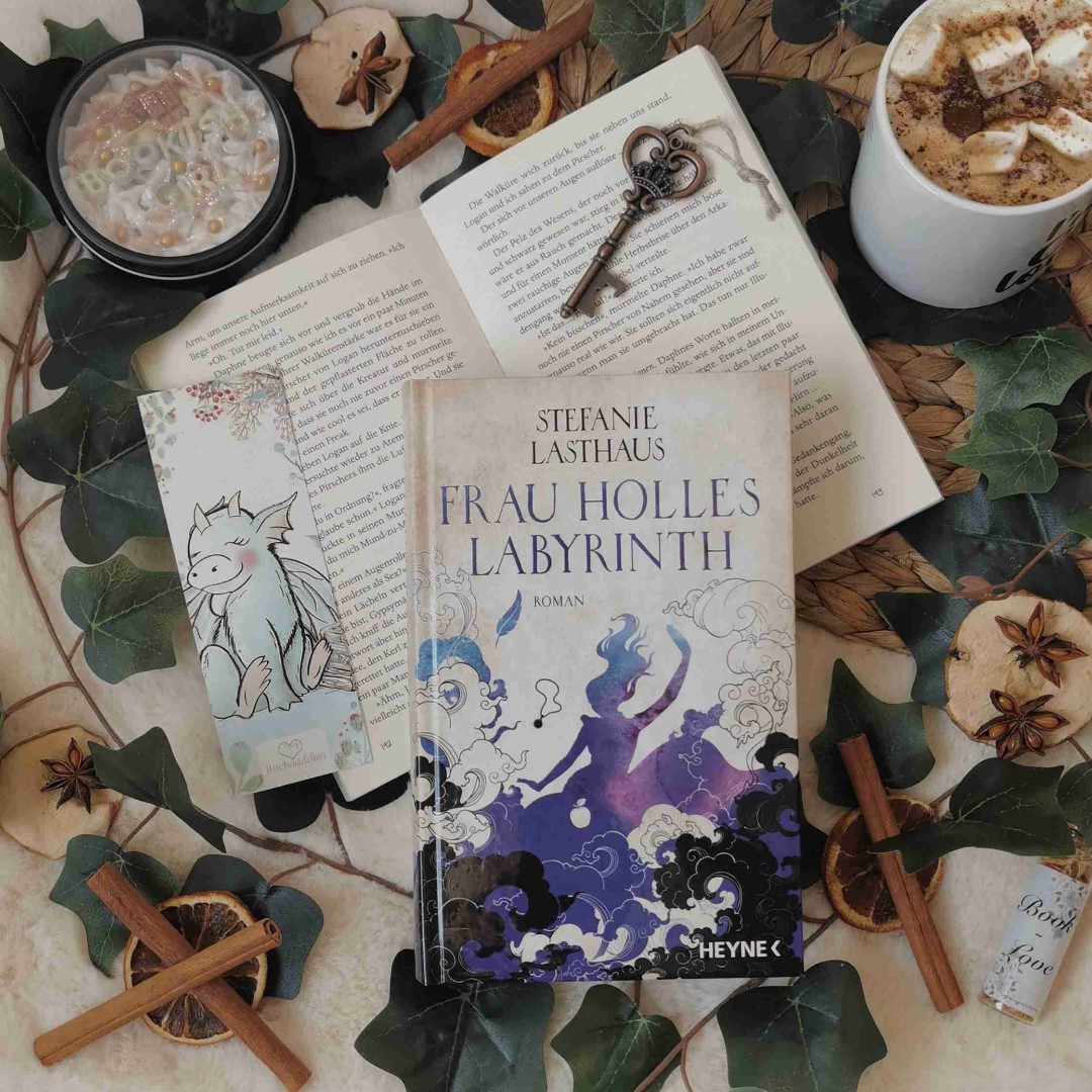 "Frau Holles Labyrinth" erzählt das altbekannte Märchen mal komplett anders und doch mit bekannten Komponenten. Es lohnt sich auf jeden Fall das Buch zu lesen. 🤎