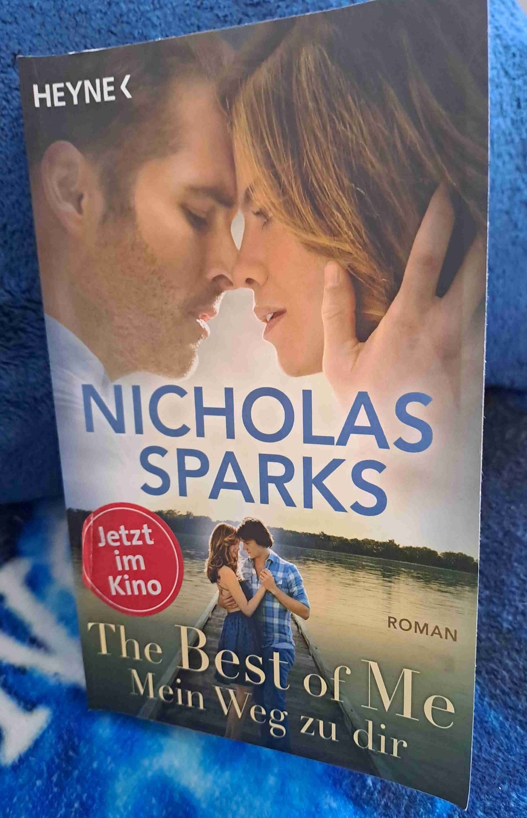 Mein erstes Buch von Nicholas Sparks. Ich muss dazu sagen, dass ich den Film schon vorher gesehen habe und es ist einer meiner Lieblingsfilme. Habe ihn schon 2 oder 3 mal geschaut. Irgendwie bin ich dann darauf gestoßen, dass der Film ja auf dem Buch basiert und musste mir natürlich das Buch kaufen.